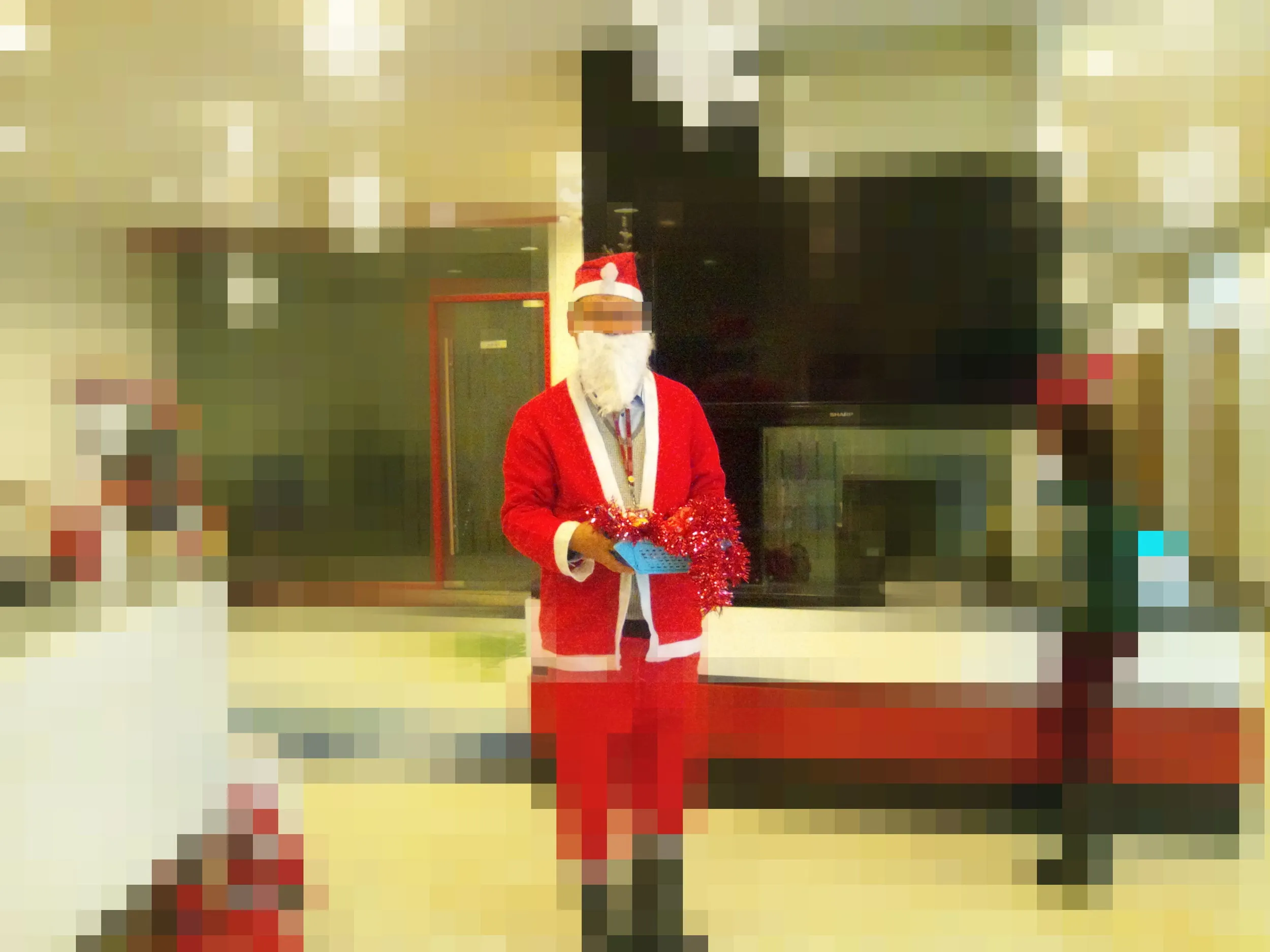 サンタコスでお菓子を配る