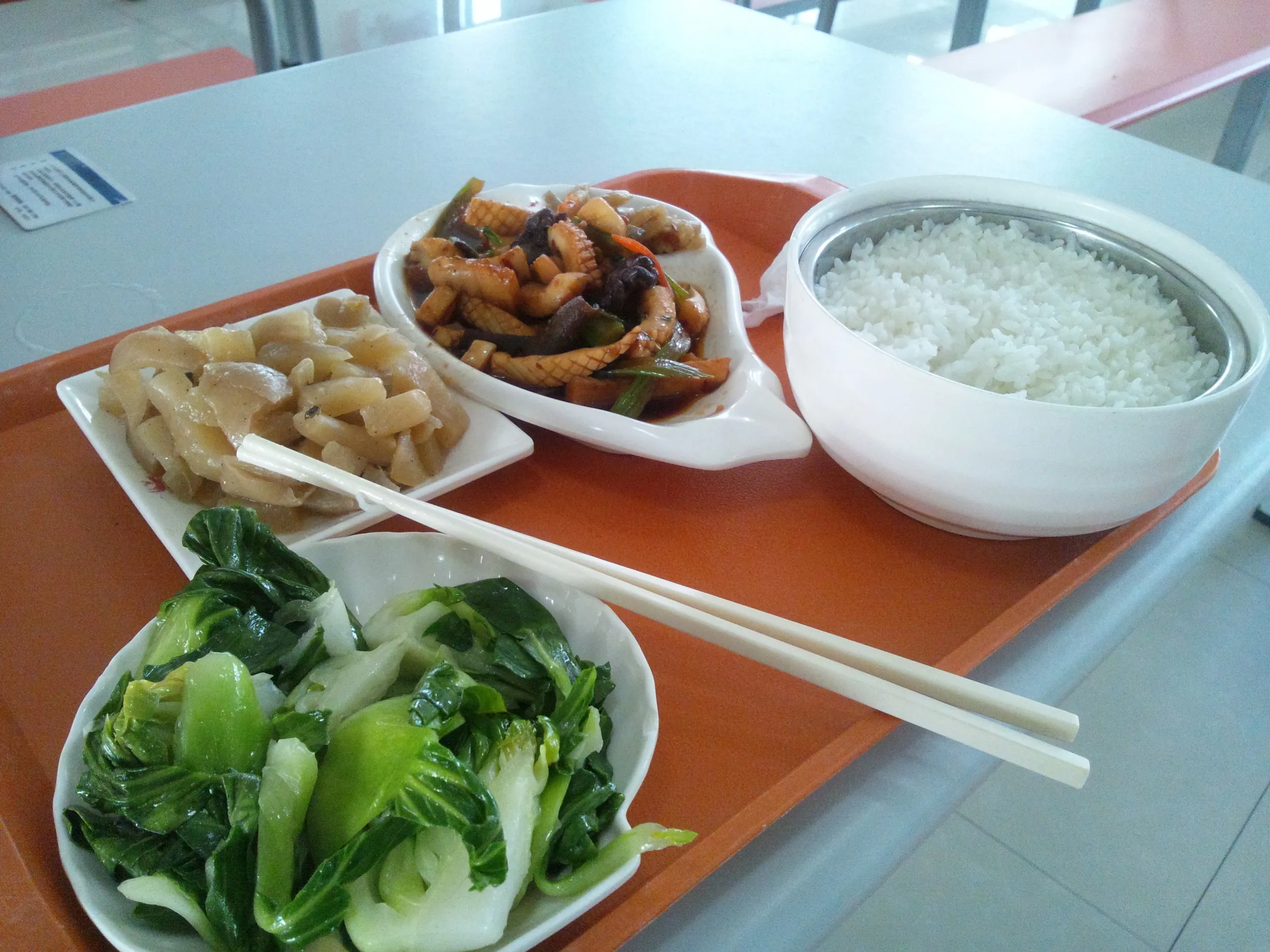 大食堂でイカの炒め物等を食す