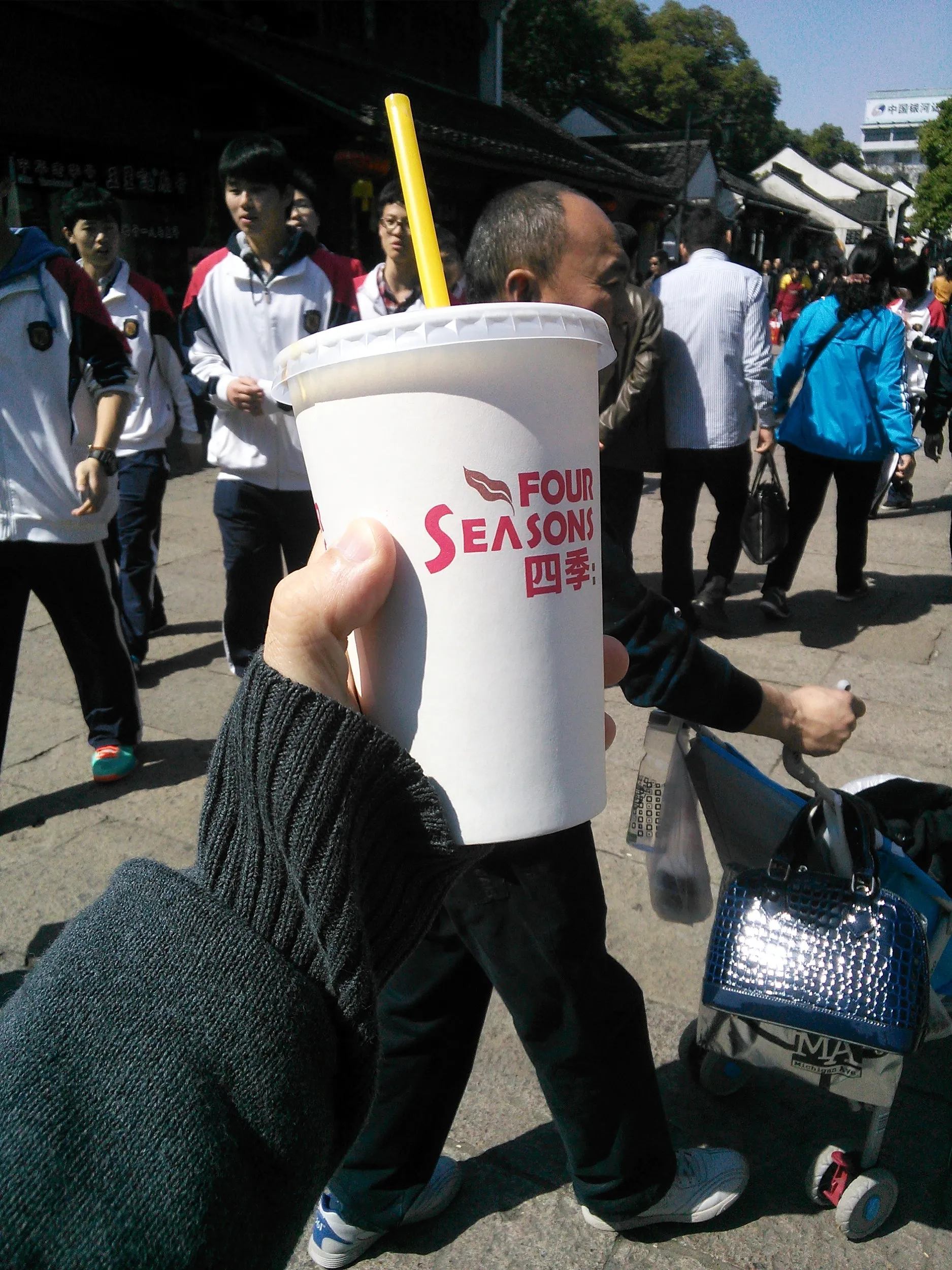 牛乳紅茶を買う