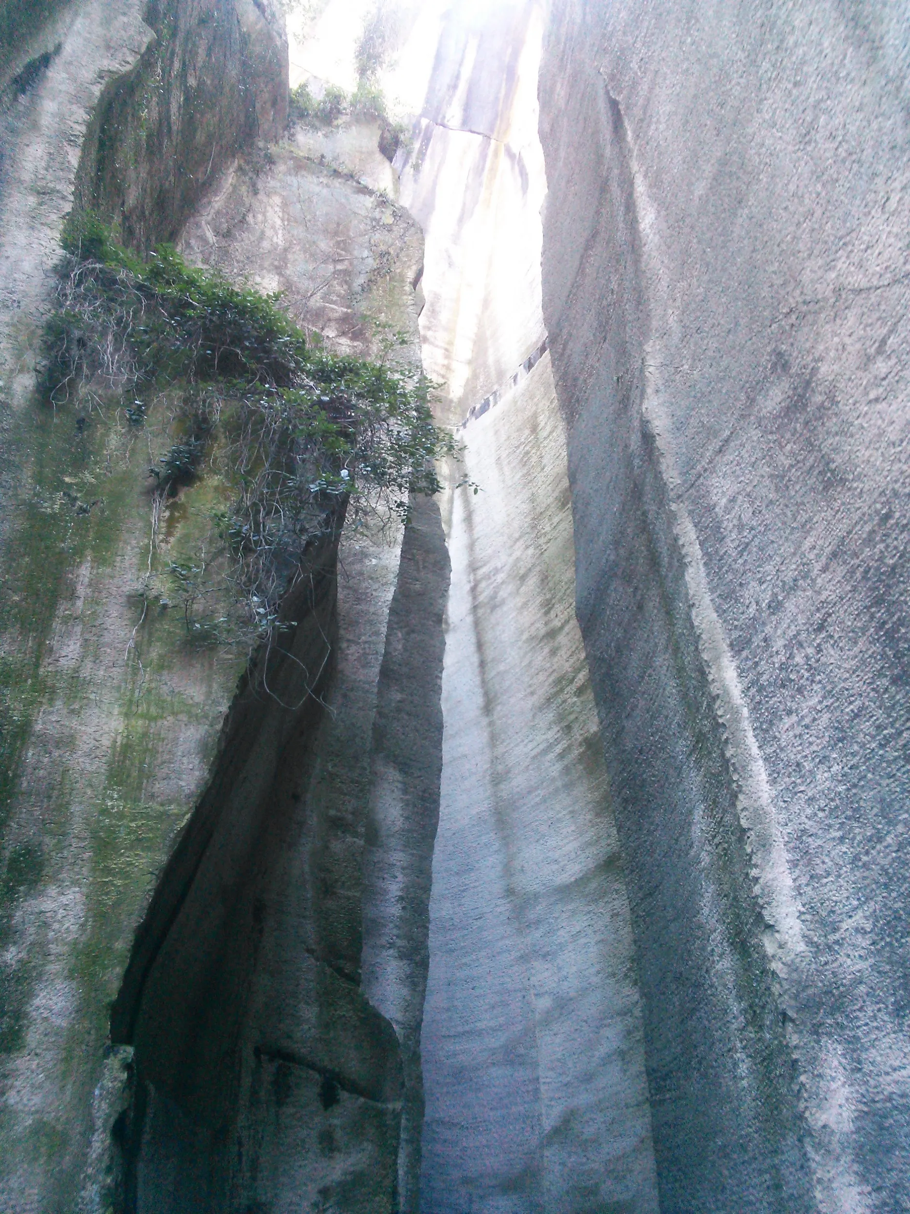ボートからの東湖の奇岩風景