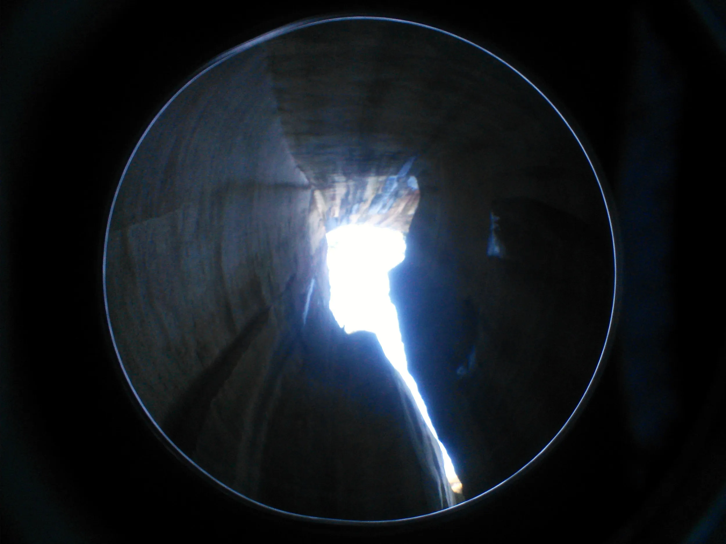 ボートからの東湖の奇岩風景