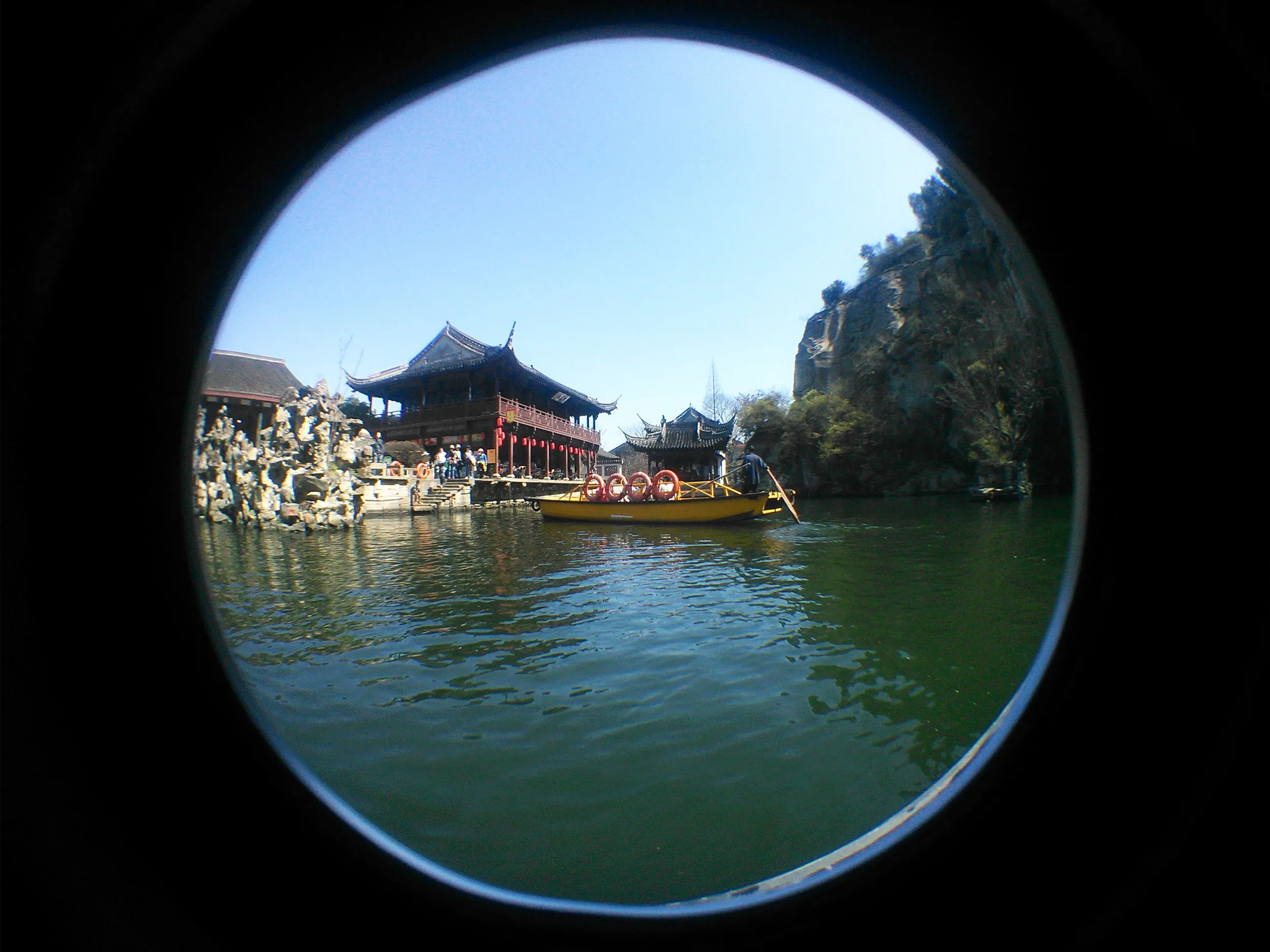 ボートからの東湖の風景