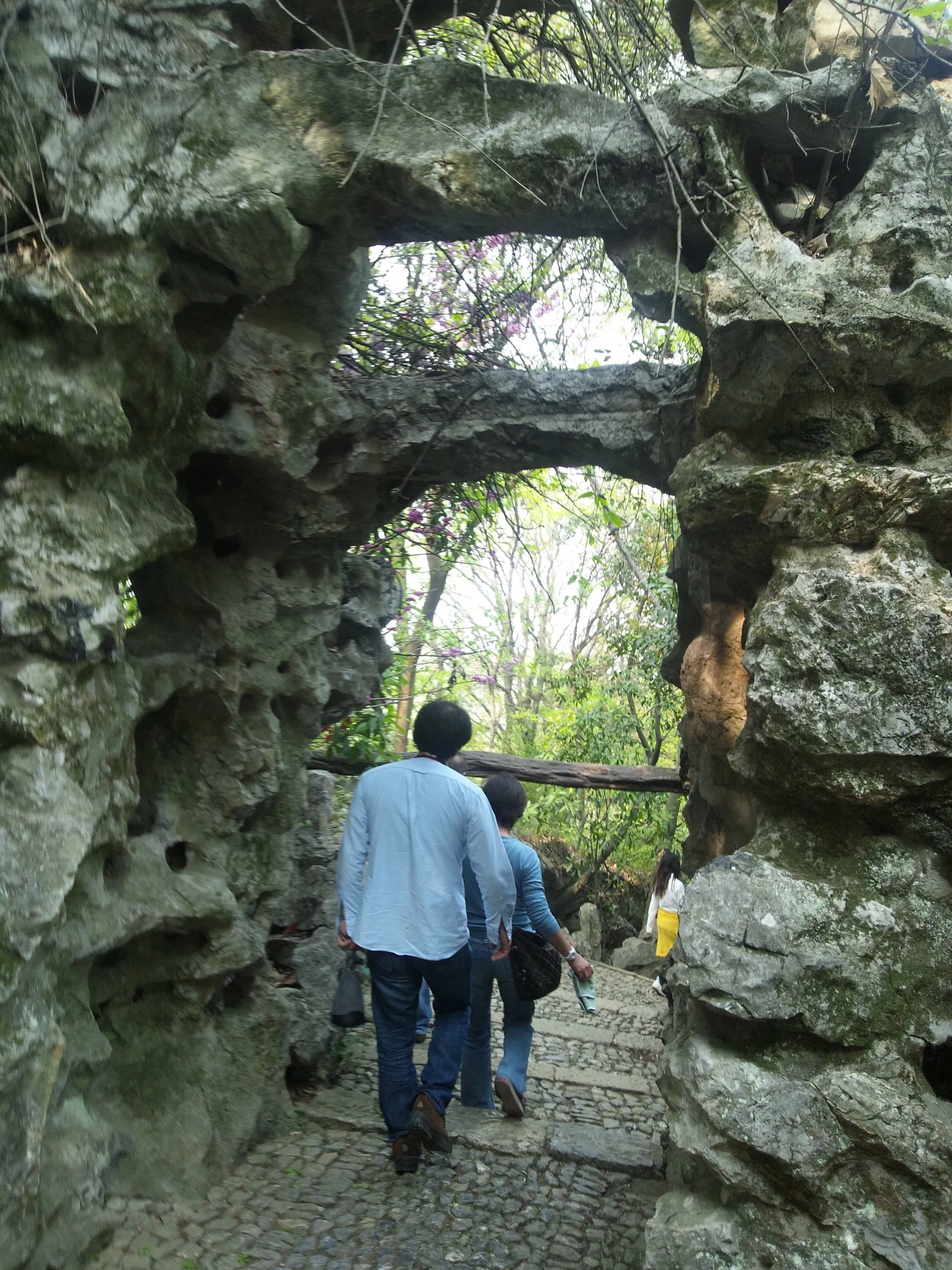 玉皇山から奇岩を縫って下山