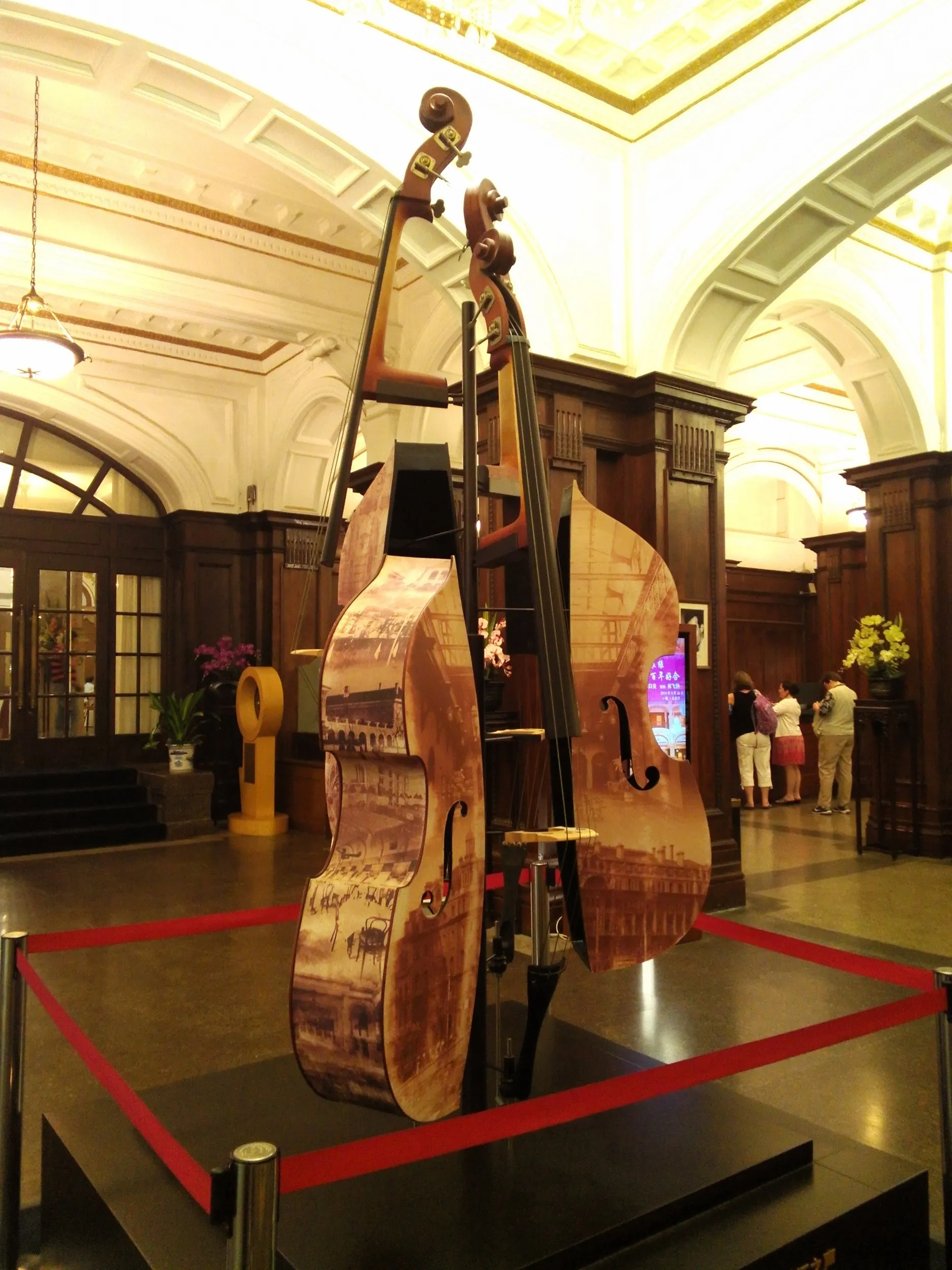 夜の外灘のホテル