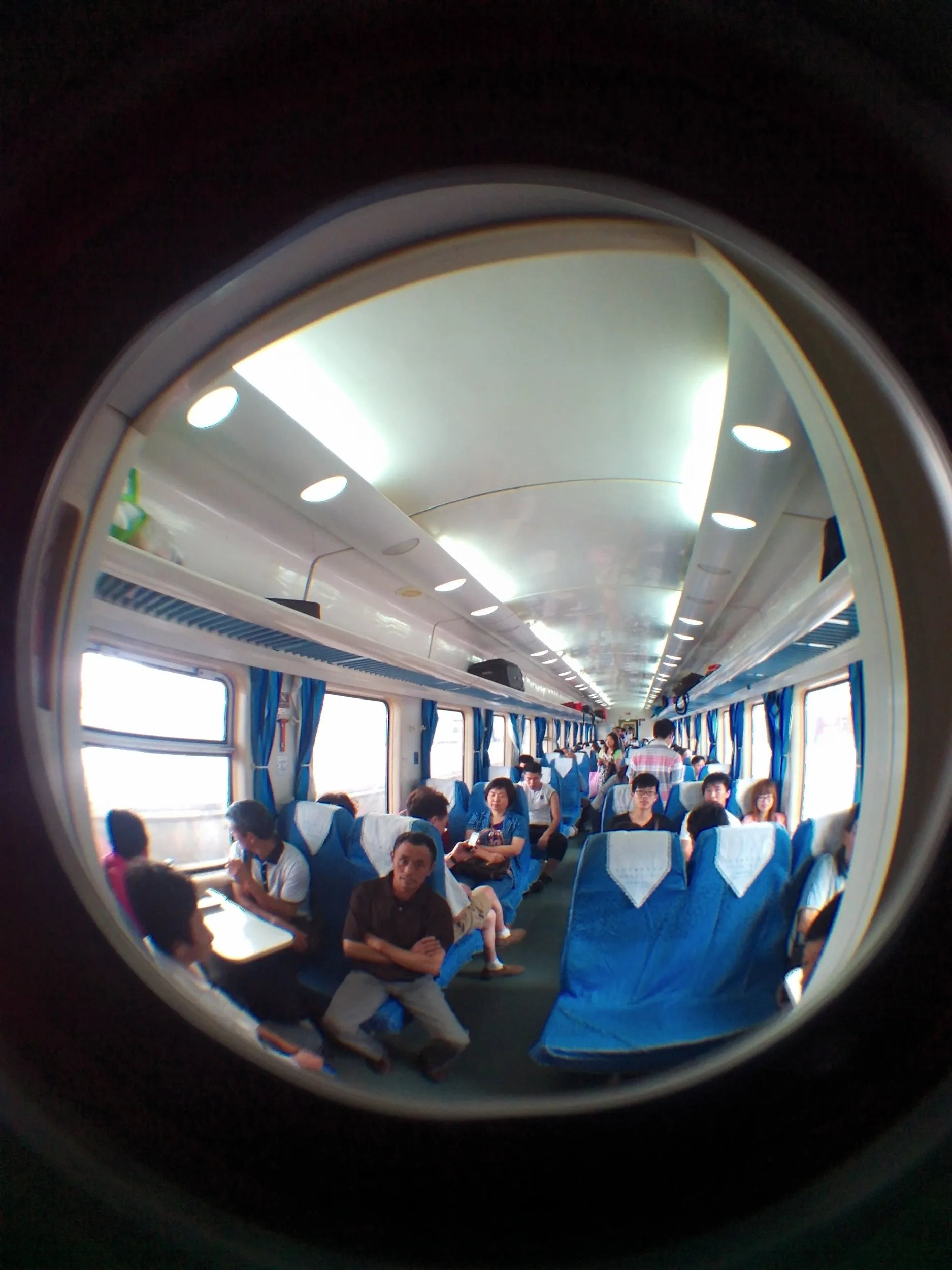 快速列車の硬席（二等座席）