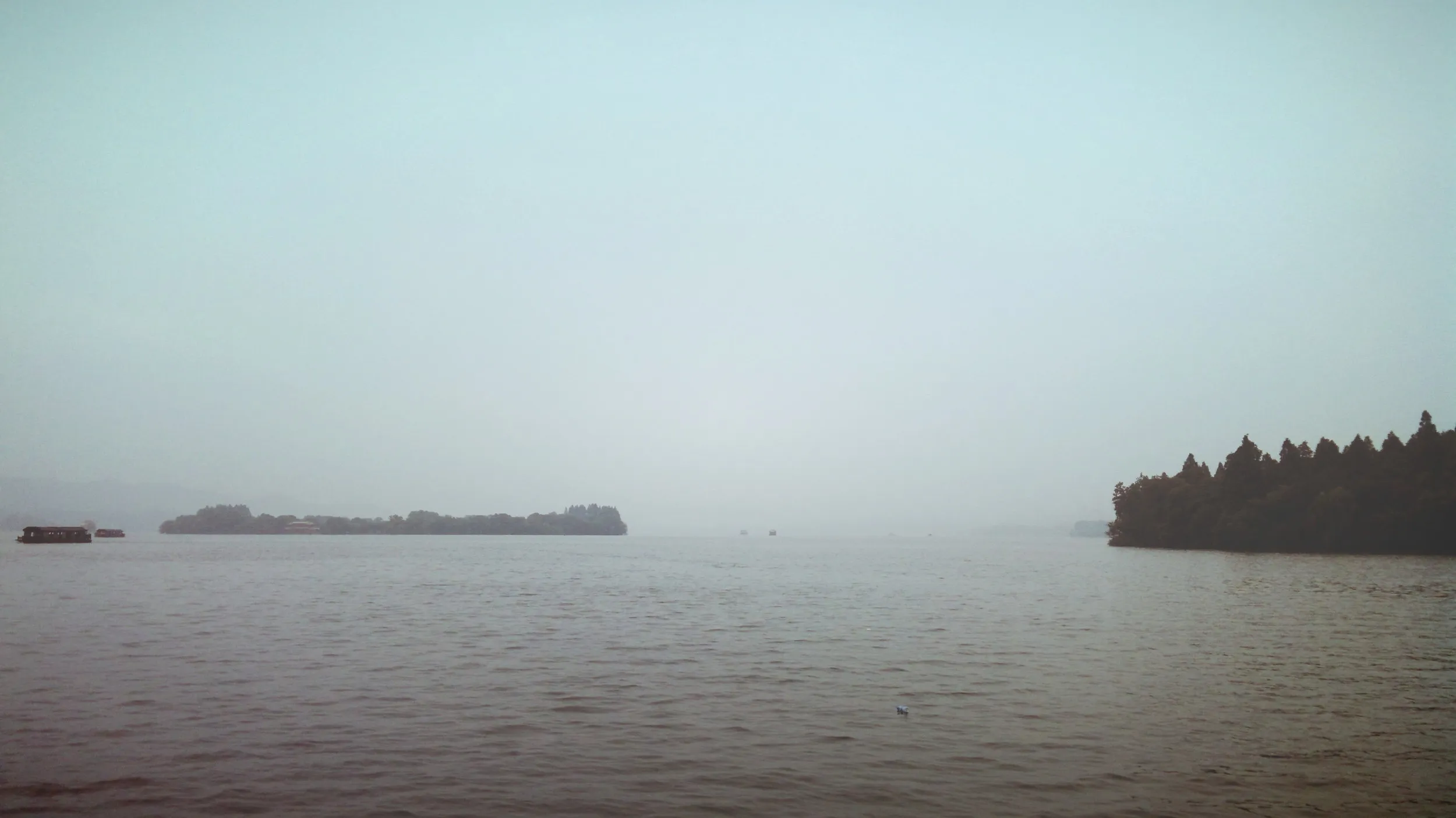 蘇堤から西湖を眺める