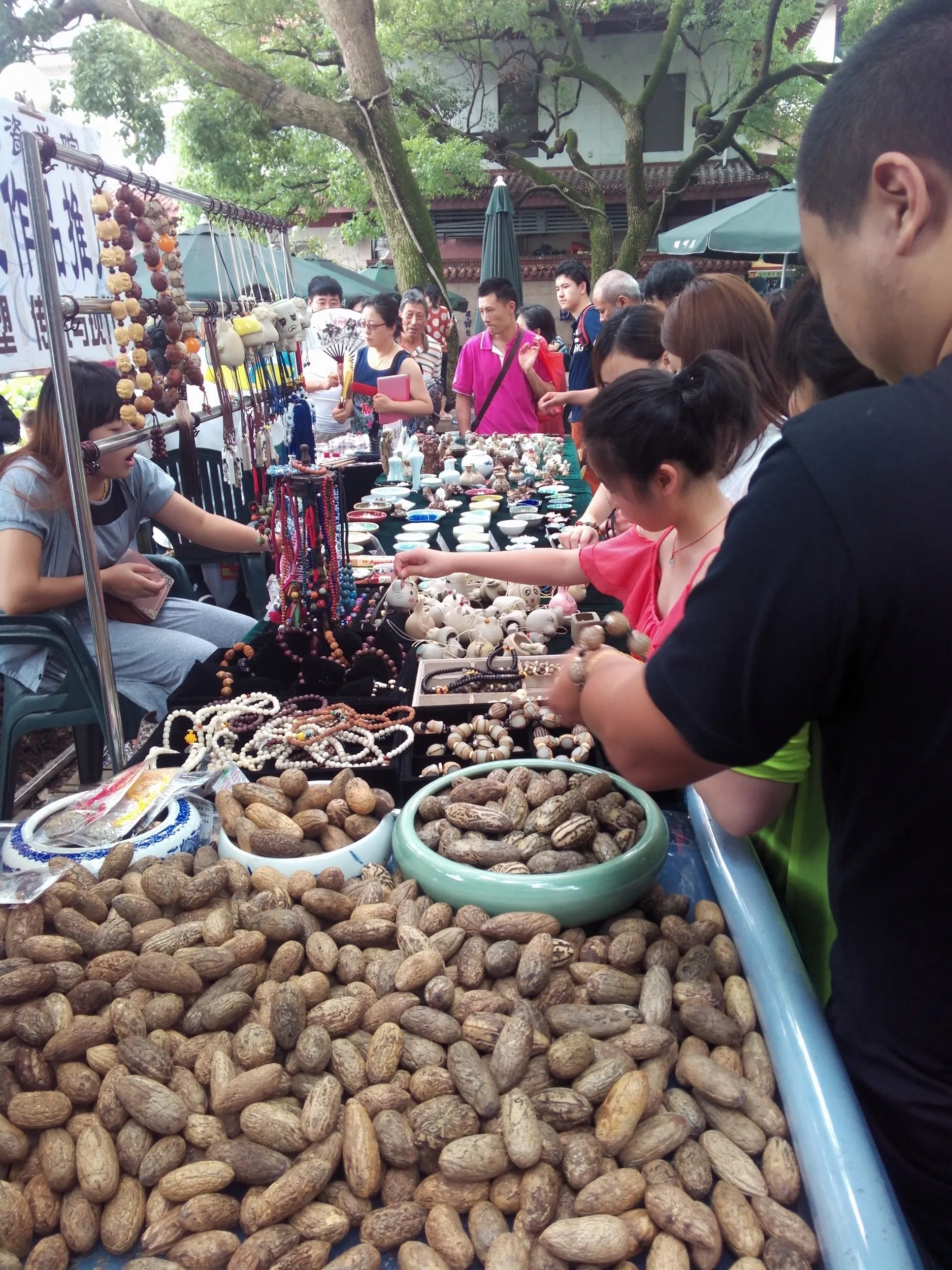 西湖湖畔の市場