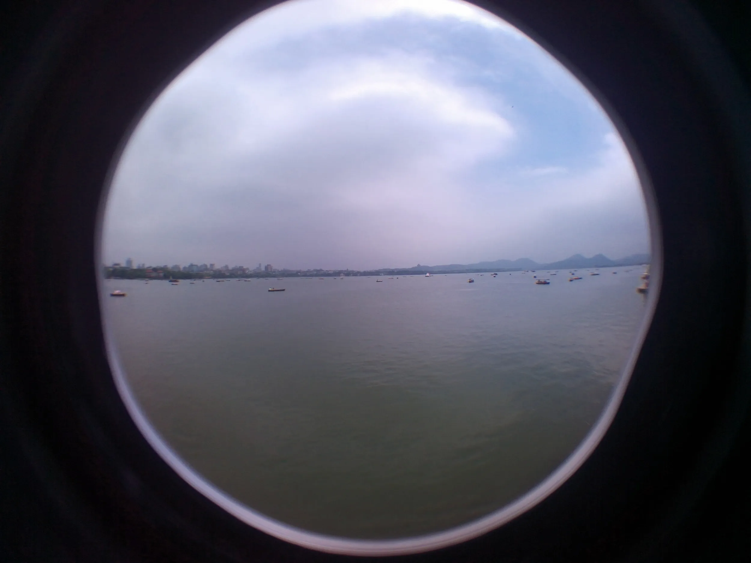 白堤から眺めた西湖の風景