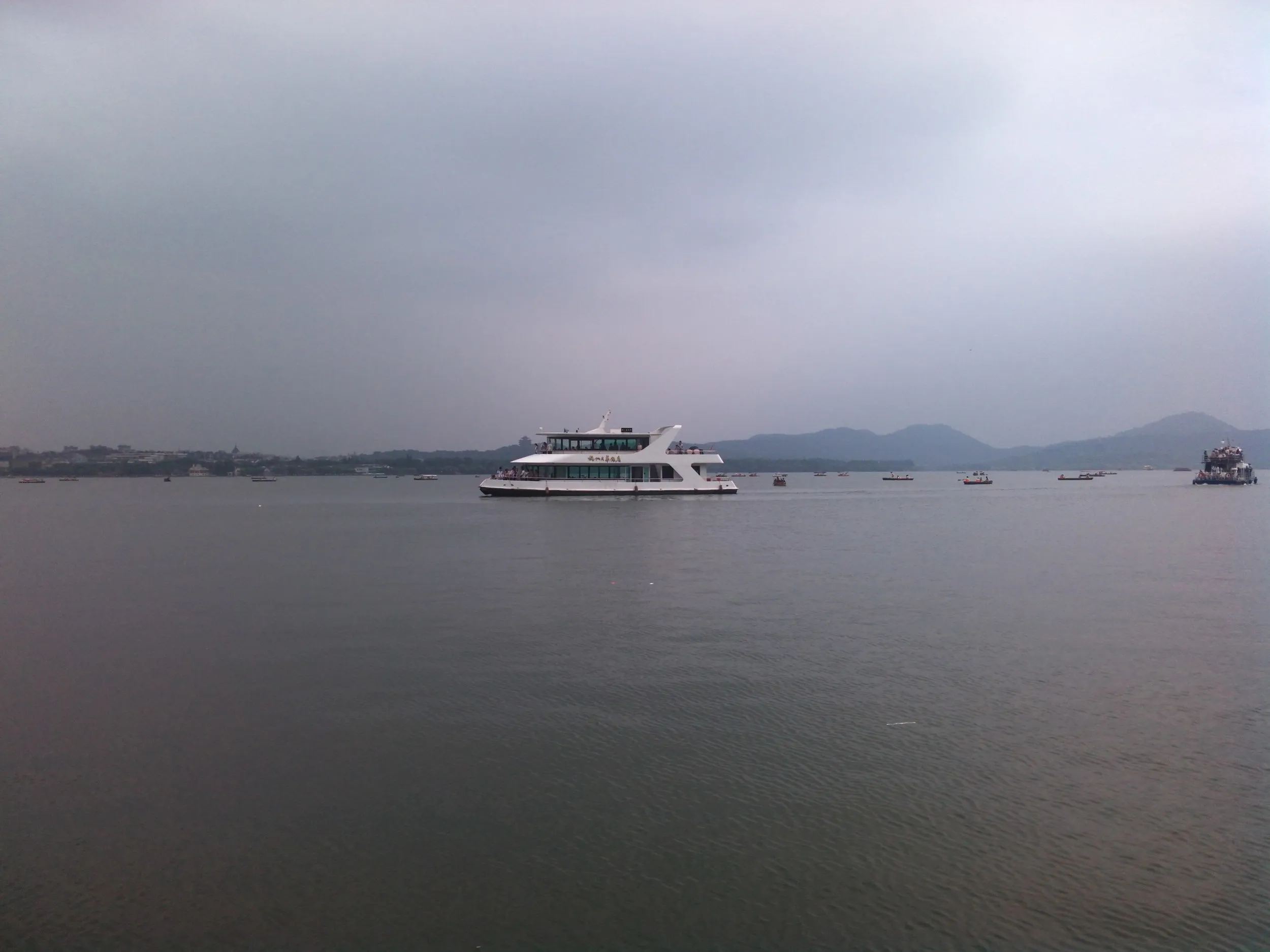 白堤から眺めた西湖の風景