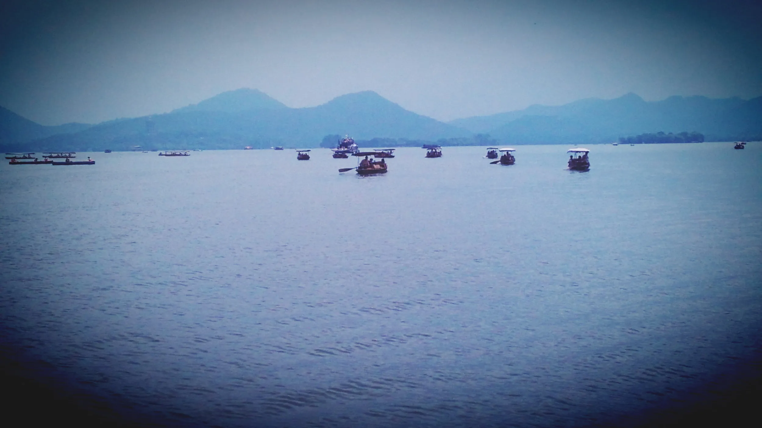 白堤から眺めた西湖の風景