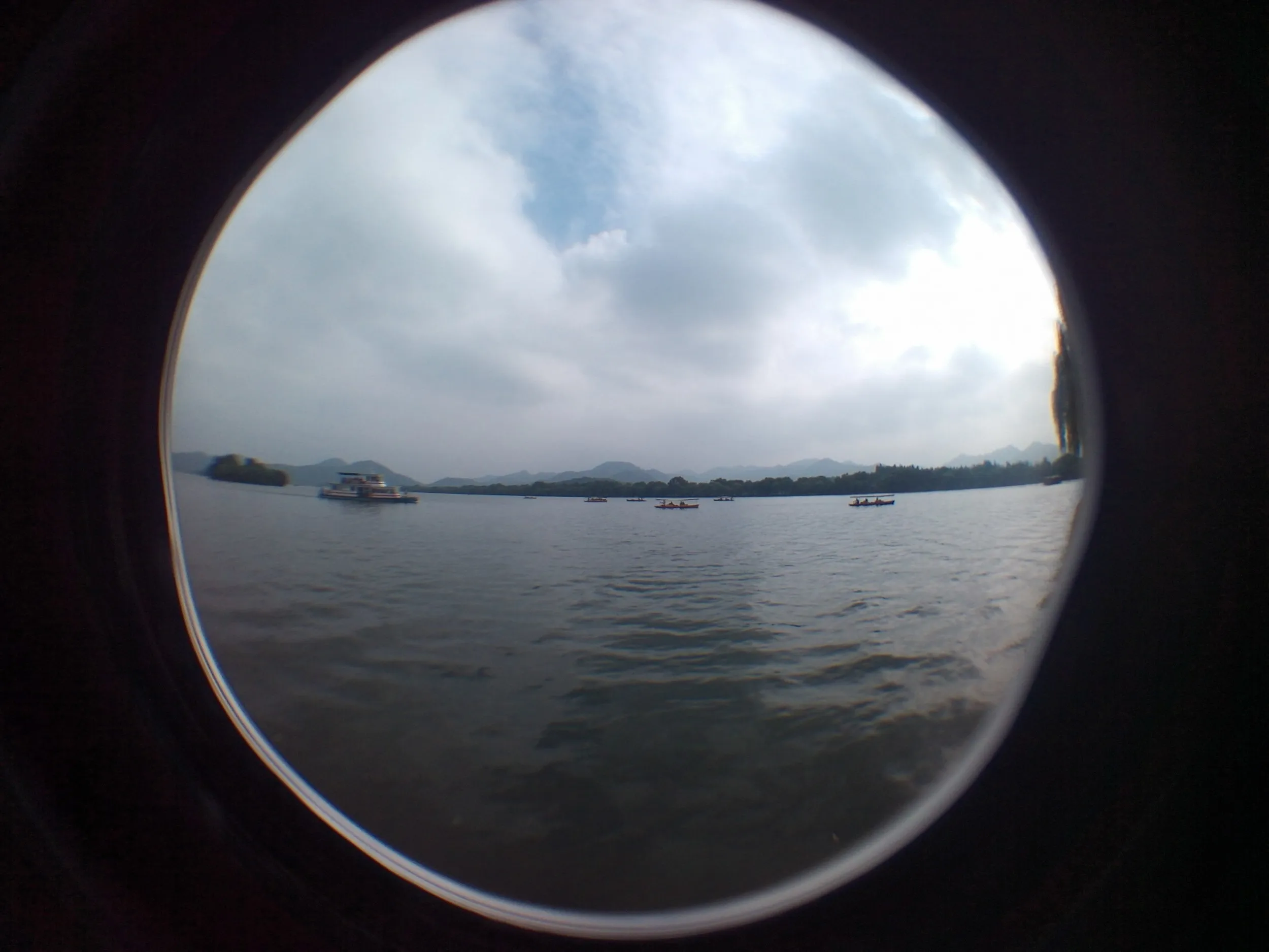 小島付近から西湖を眺める