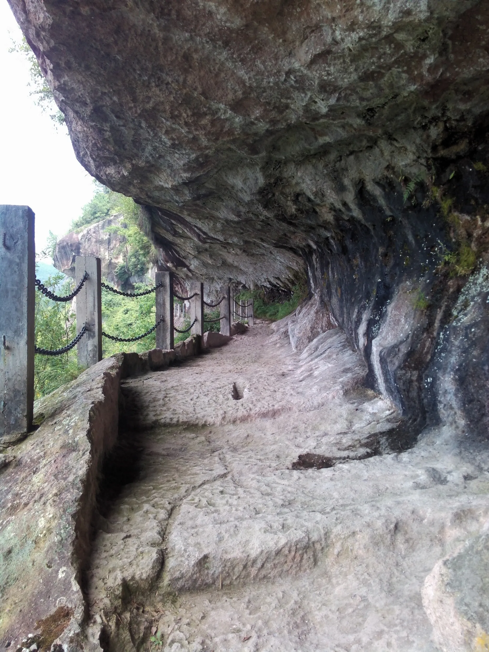 小赤壁の崖の上を歩く