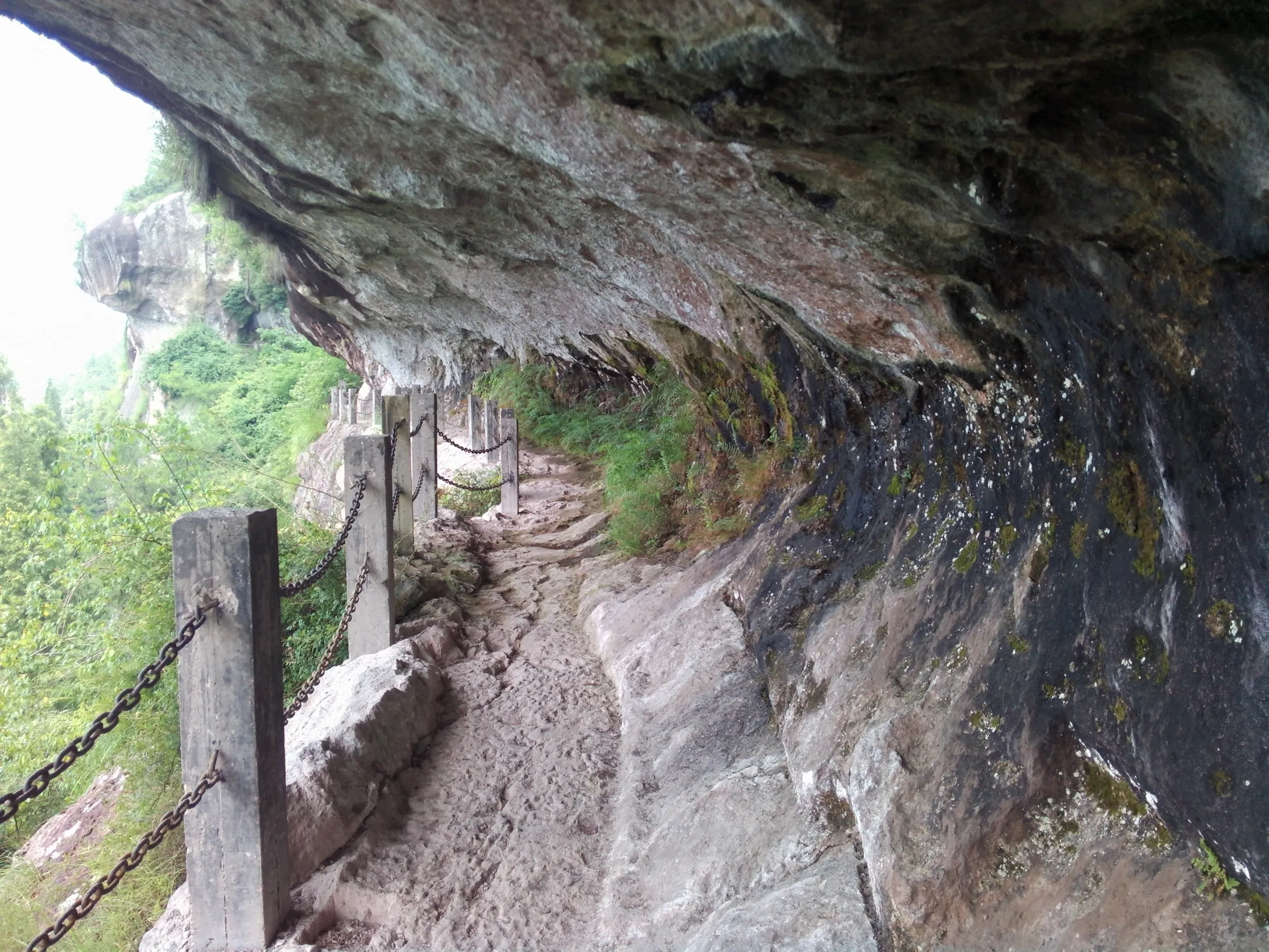 小赤壁の崖の上を歩く