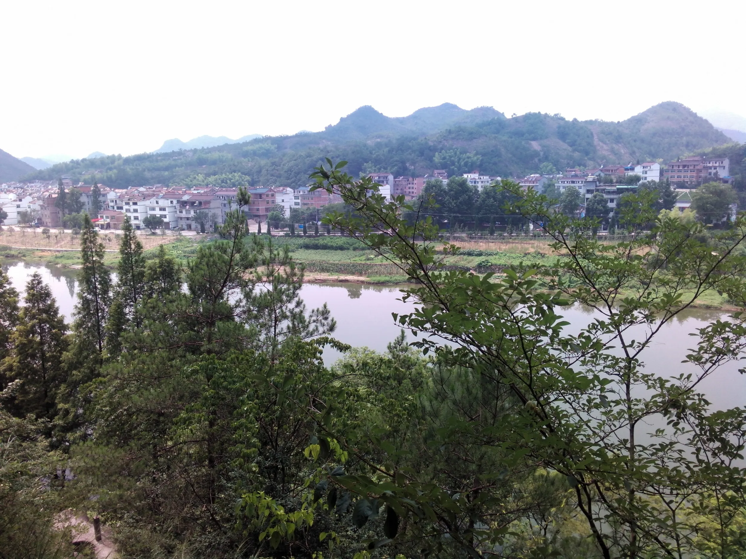 小赤壁の崖の上を歩く