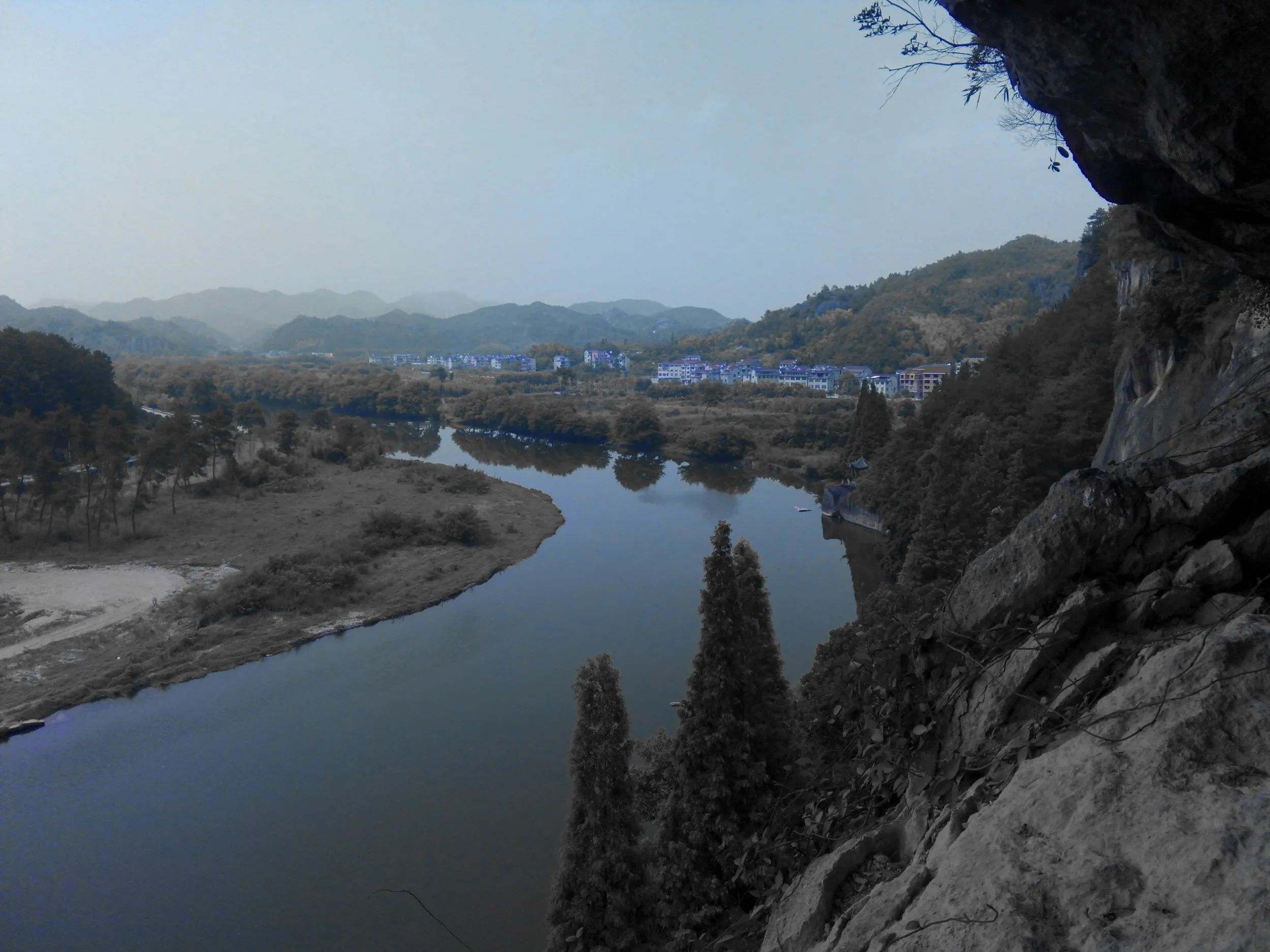 崑岩洞天を抜け、川と山々の連なる風景を眺める