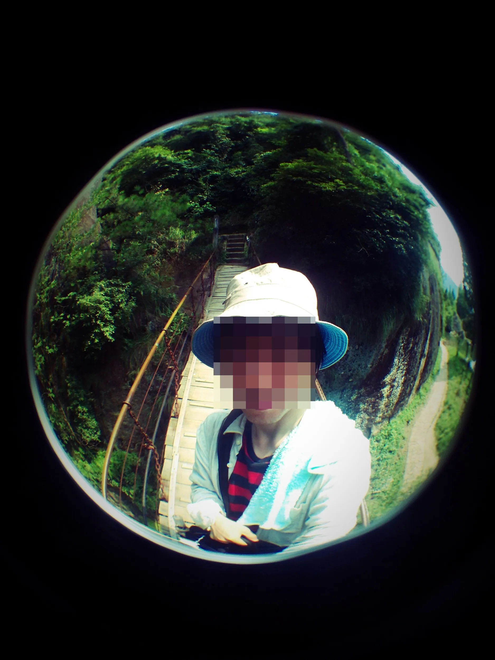 吊り橋で記念撮影