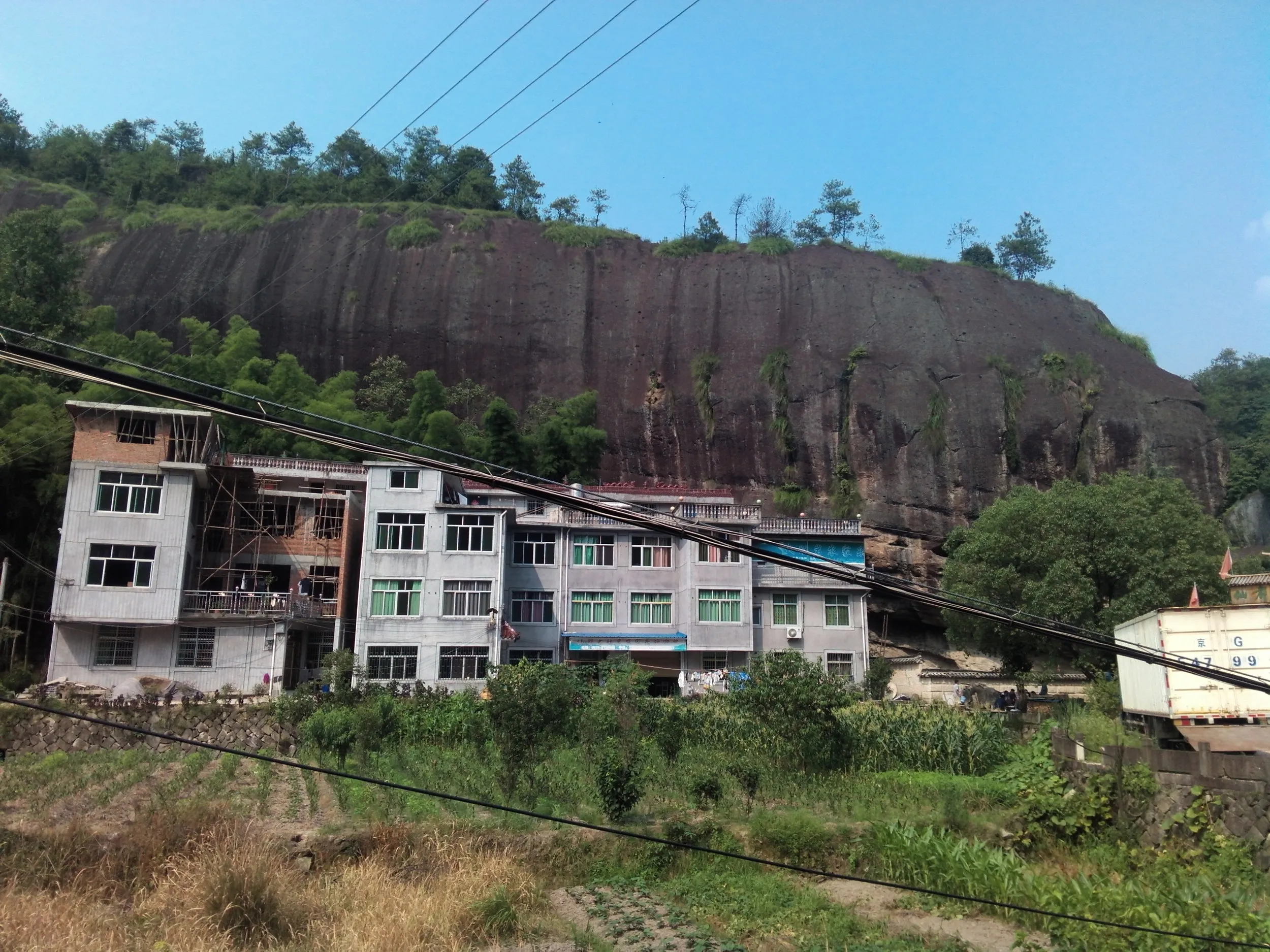 小赤壁前にある孵化場