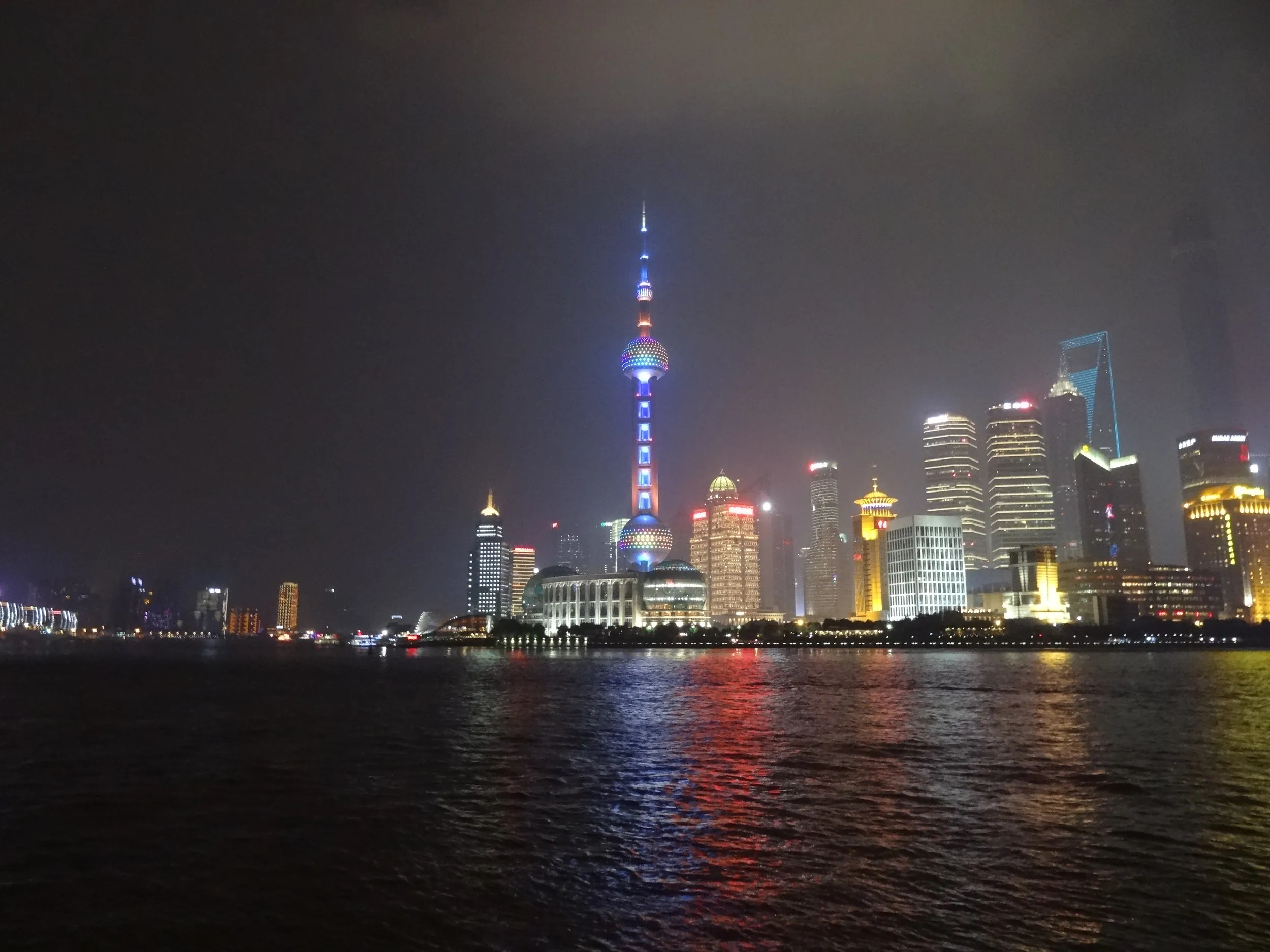 東方明珠電視塔を眺める