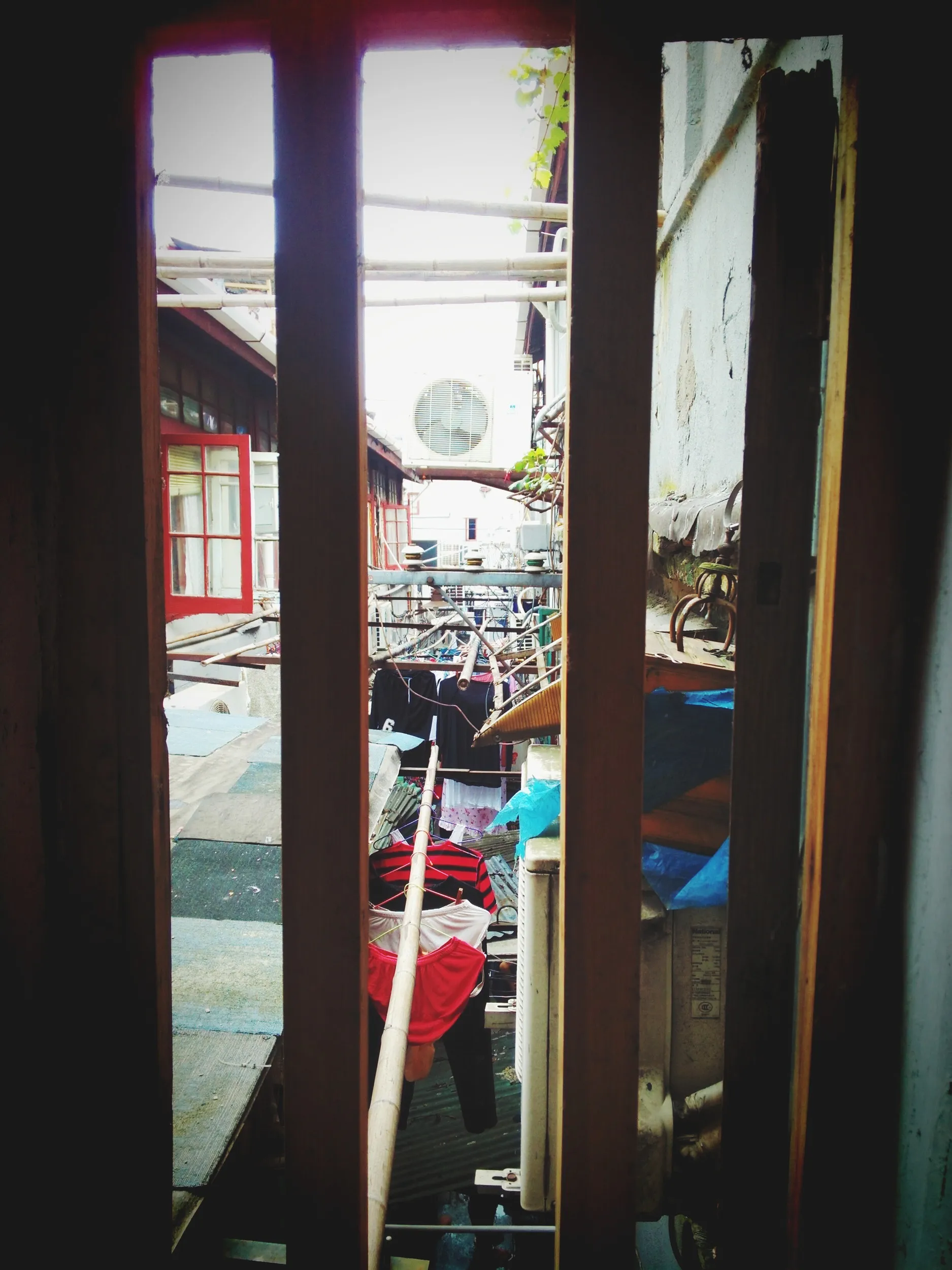 石庫門の中から外を眺める