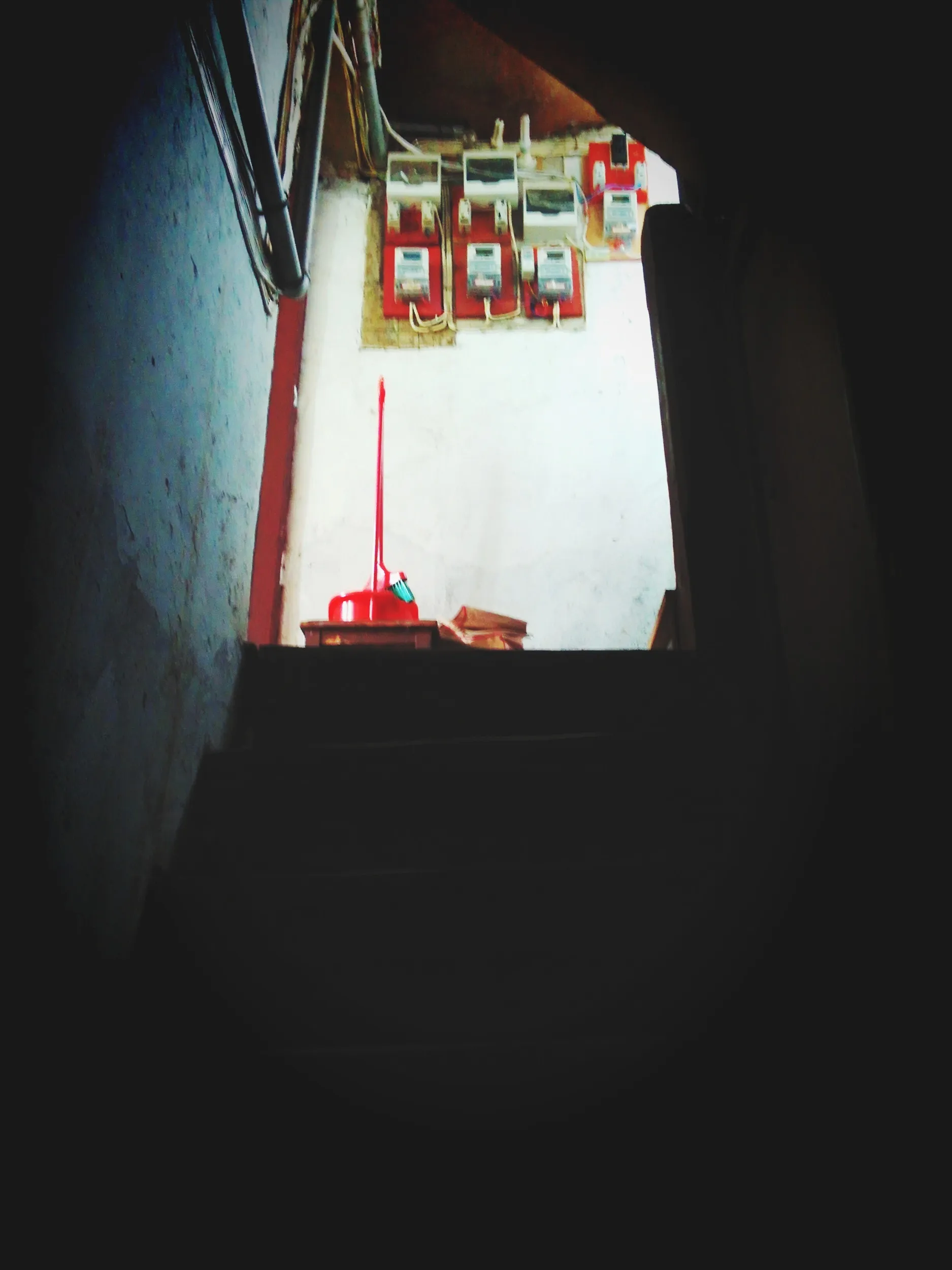 石庫門の中から外を眺める