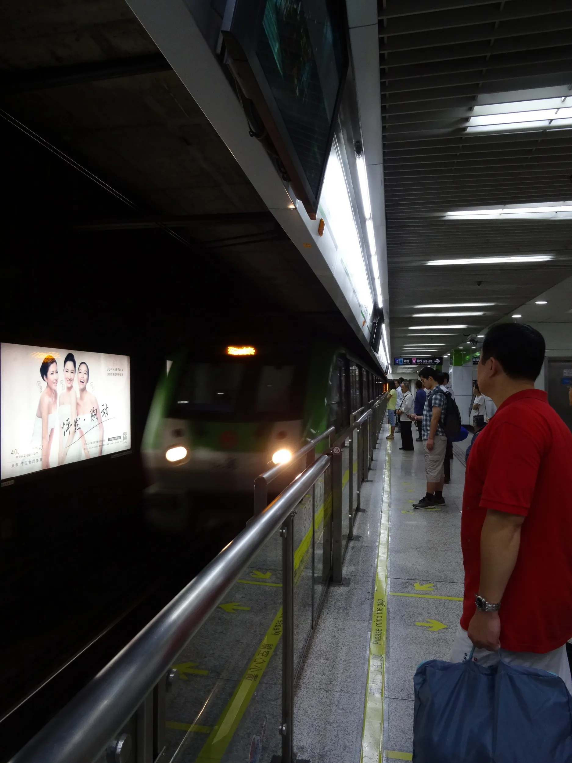 人民広場駅から虹橋駅へ向かう