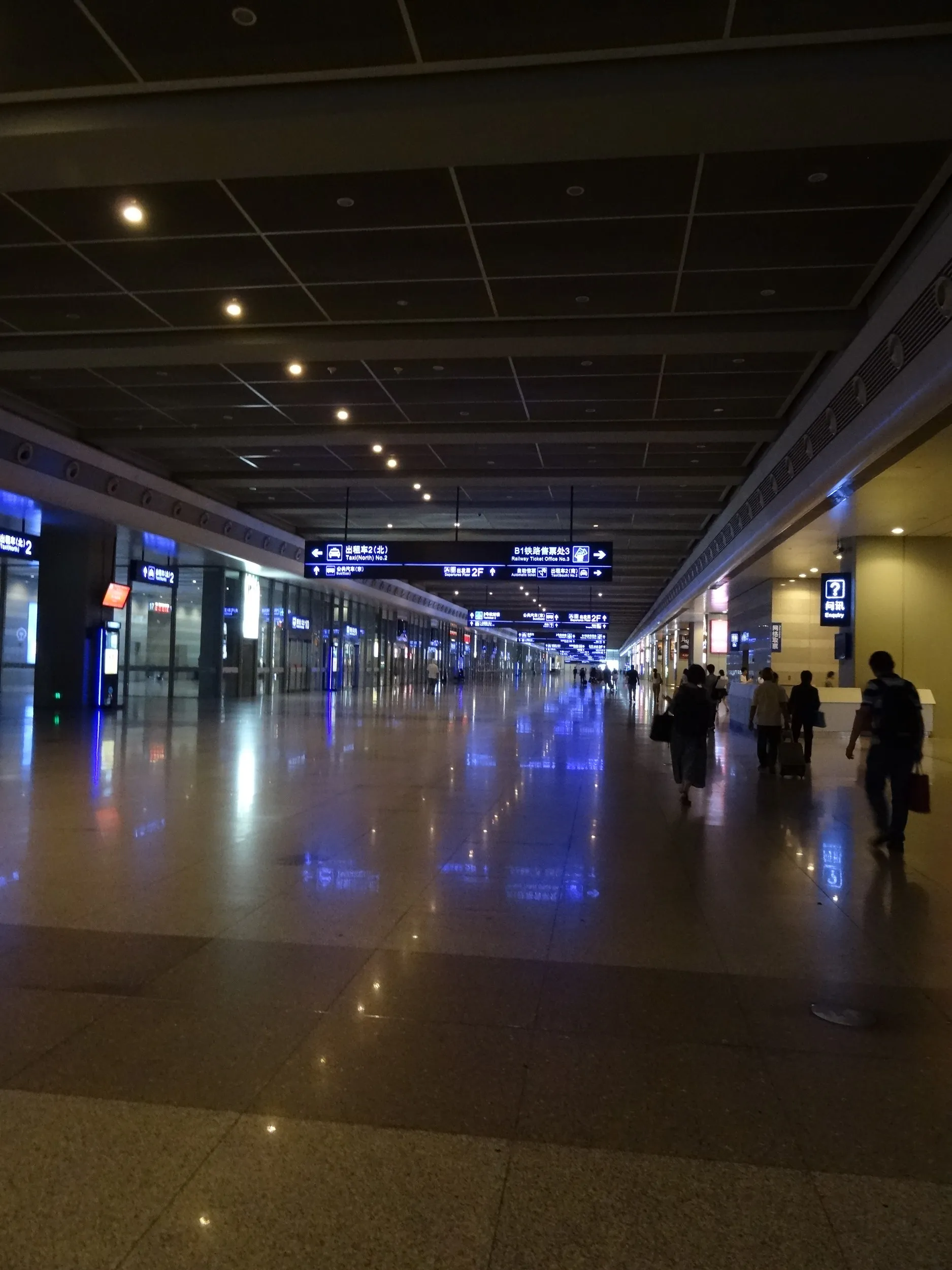 上海の虹橋駅構内