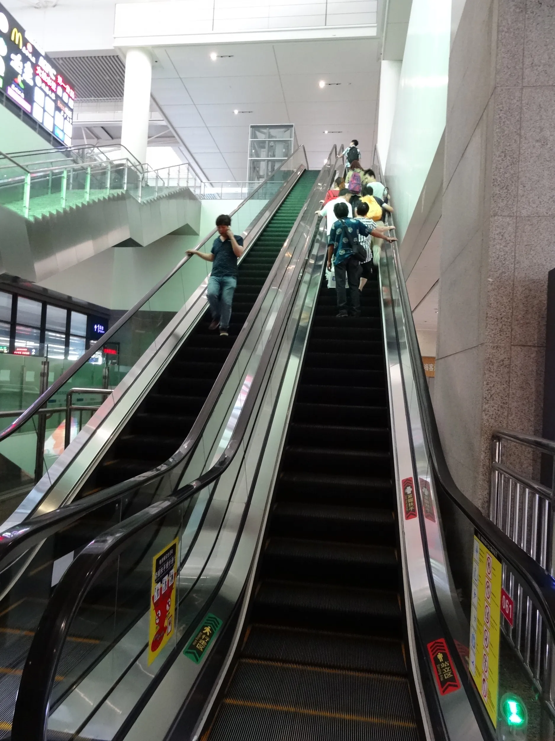 上海の虹橋駅構内