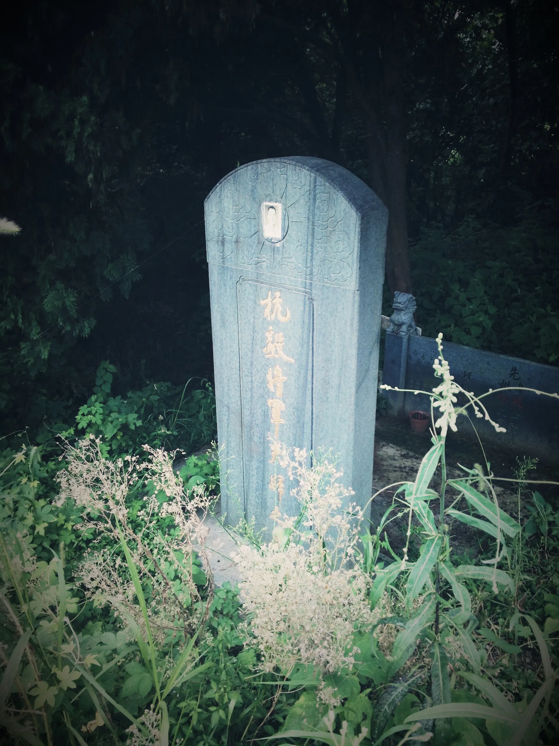 黄埔軍将校、杭毅将軍夫妻の墓？