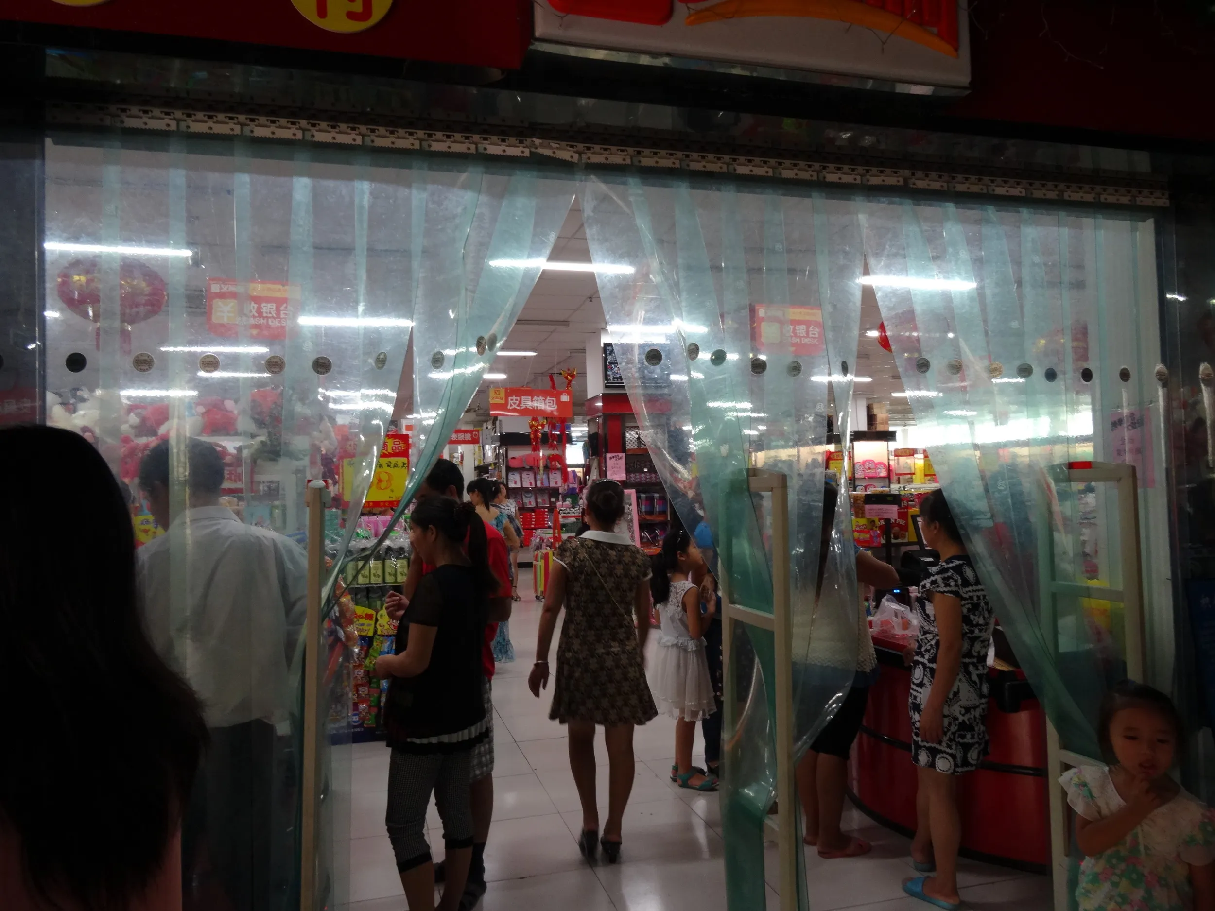 スーパーへ立ち寄る