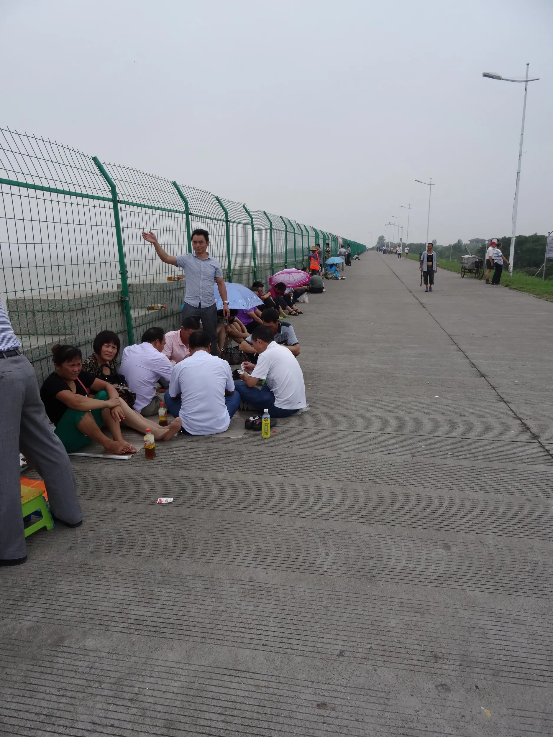 堤防と銭塘江の風景