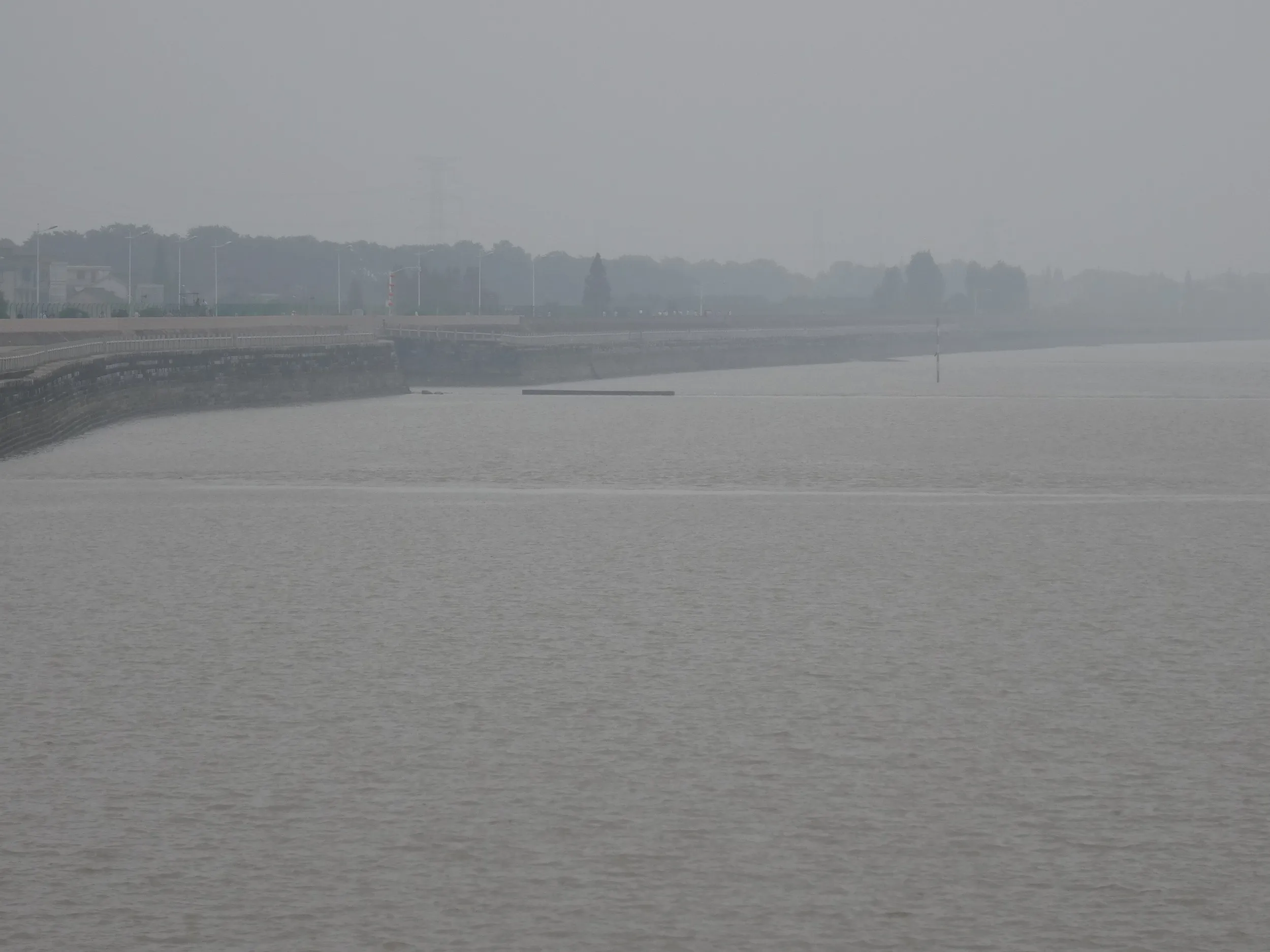 堤防と銭塘江の風景
