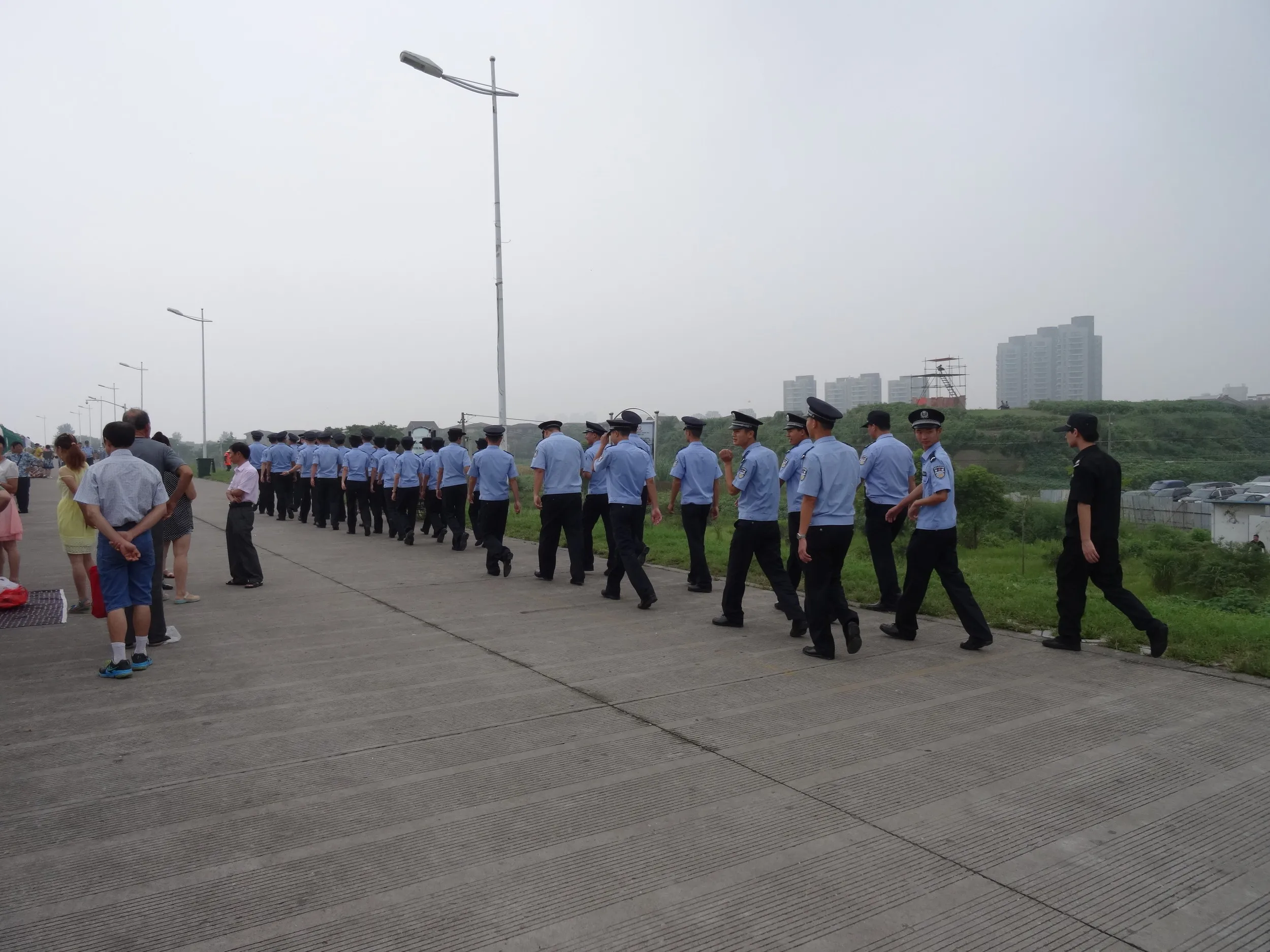 堤防を警備する公安