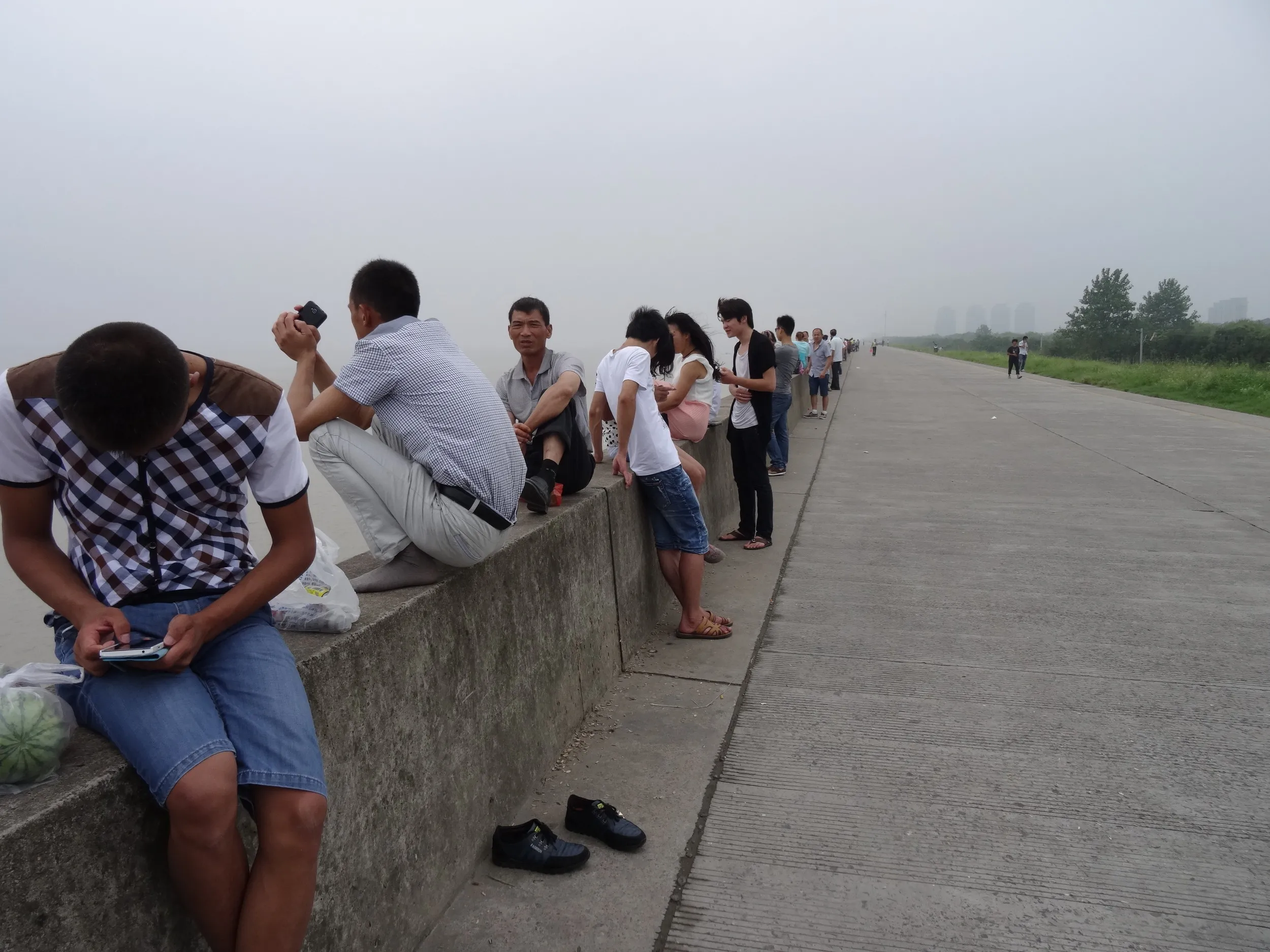 大潮を待つ人々の風景