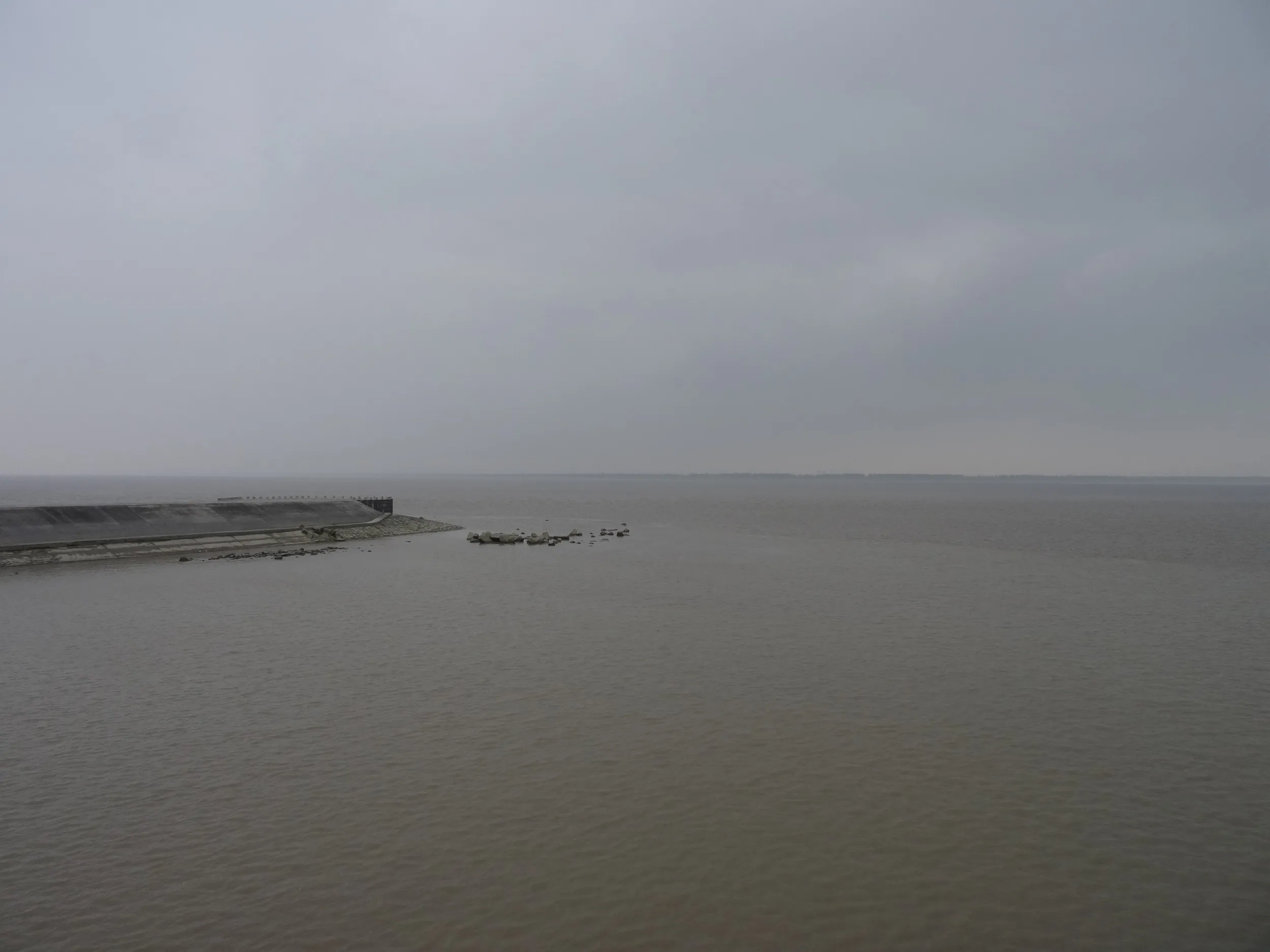 堤防と銭塘江の風景