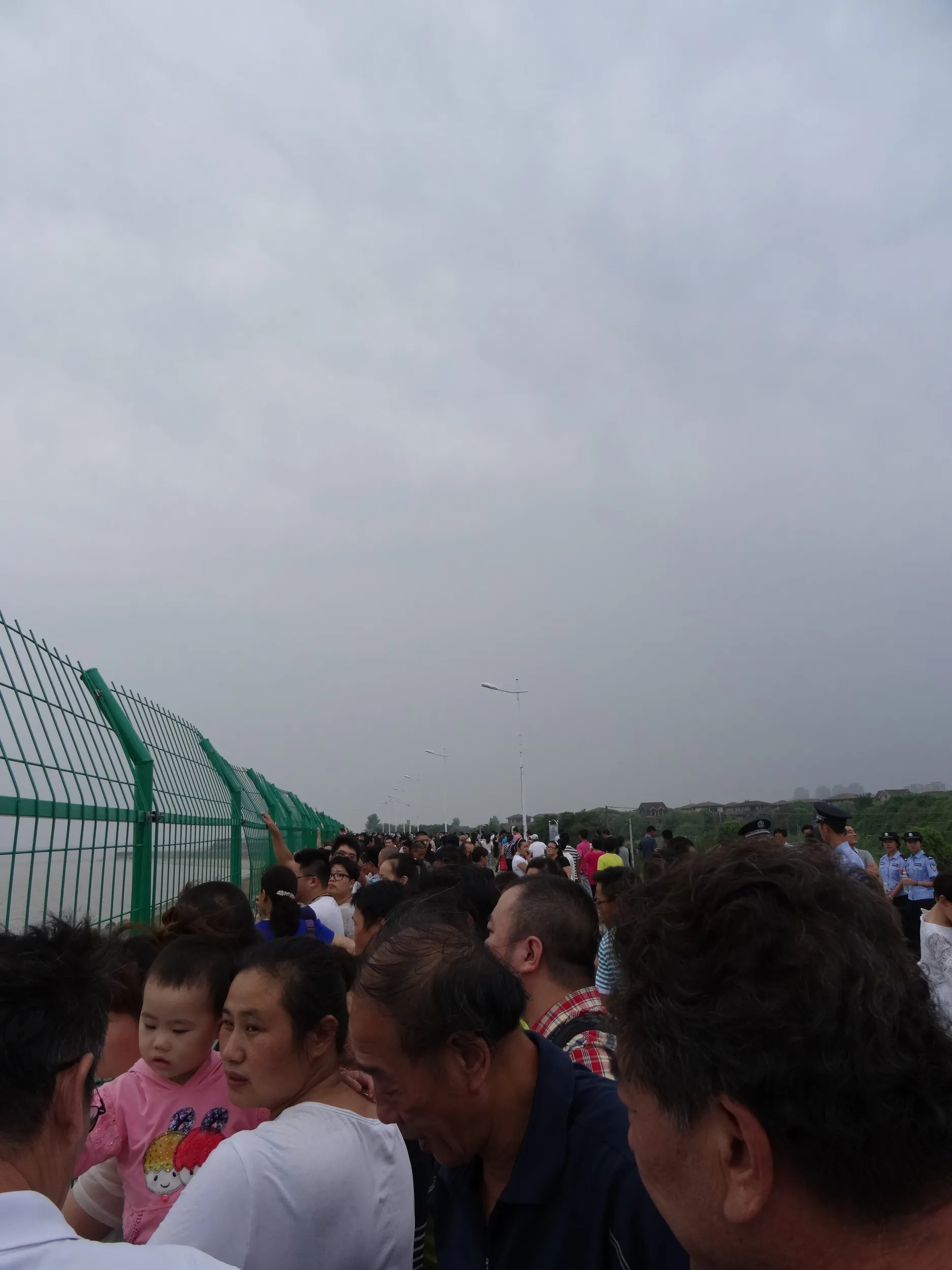 逆流・大潮を待つ人々