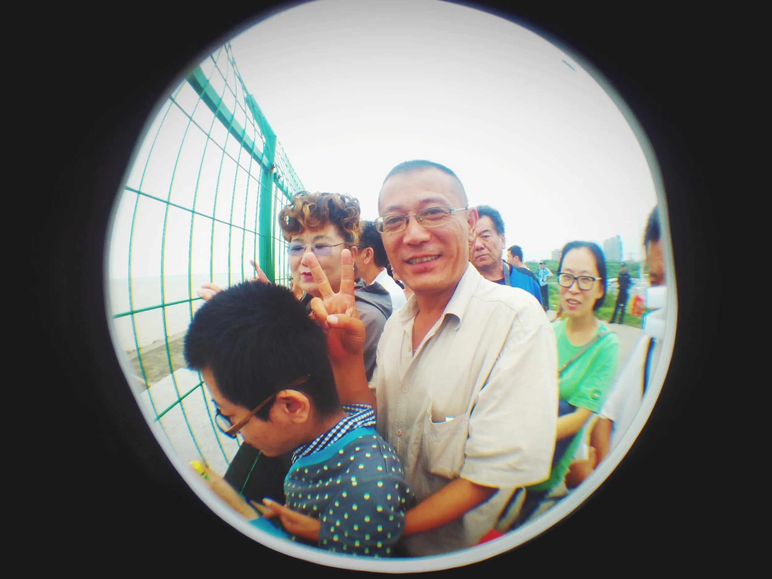 天津から見に来た家族連れ