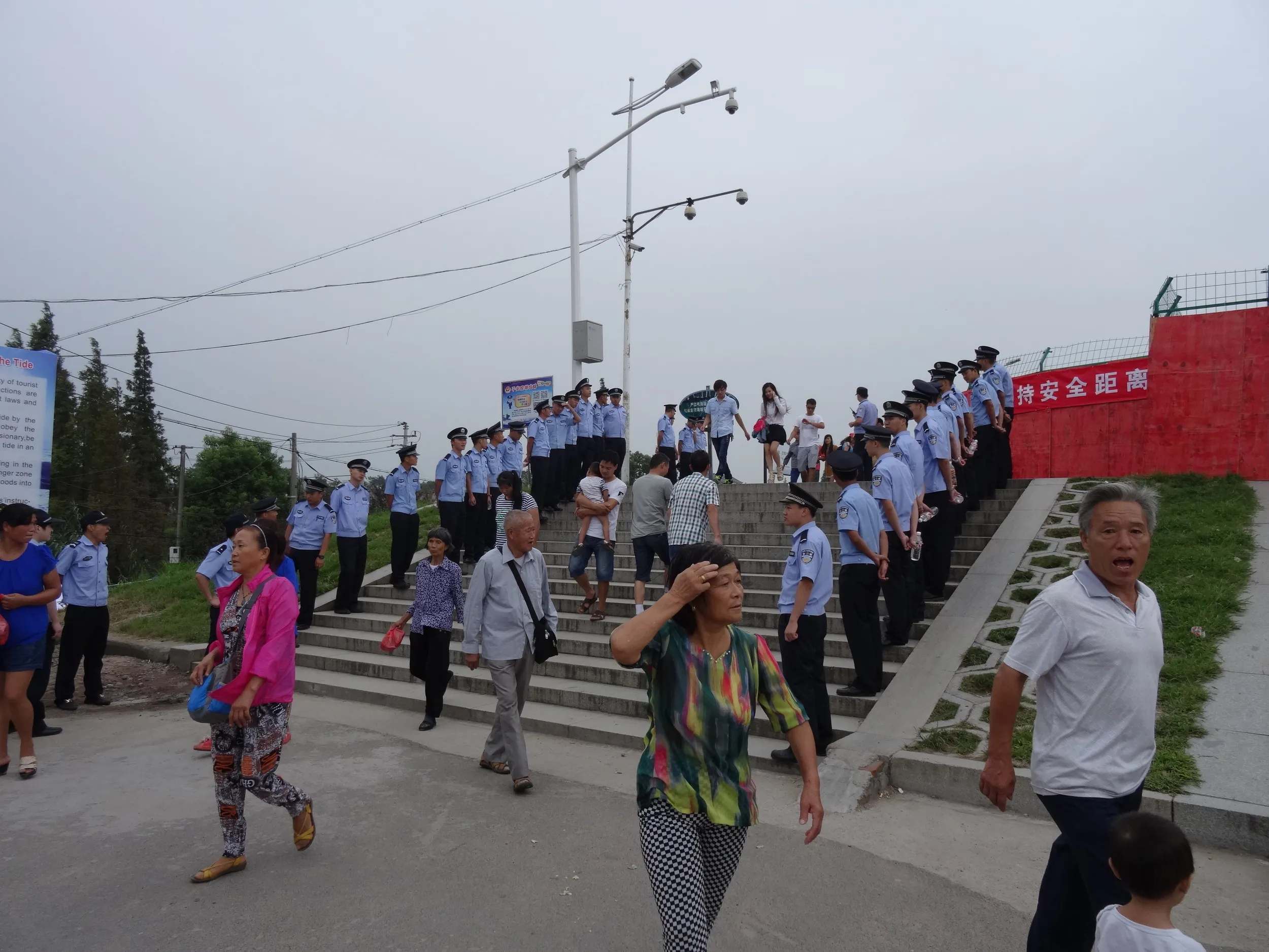 公安がお見送りしていた