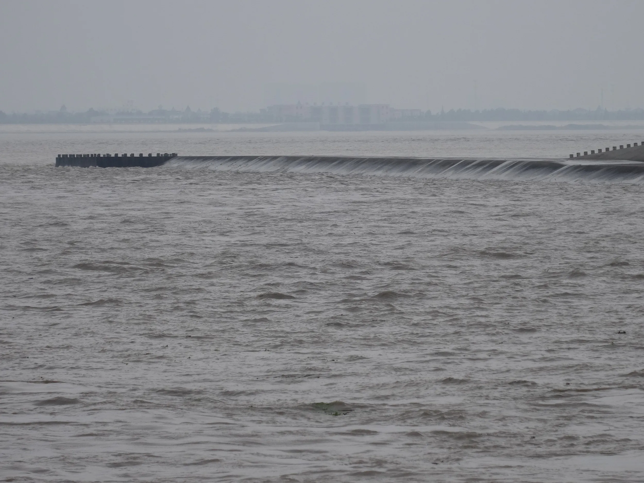 大潮が去った後の銭塘江