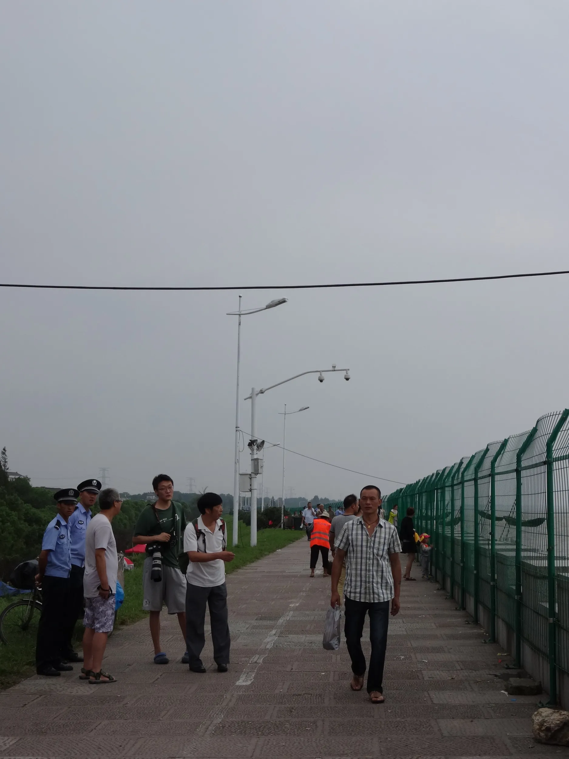 大潮が去った後の銭塘江の堤防