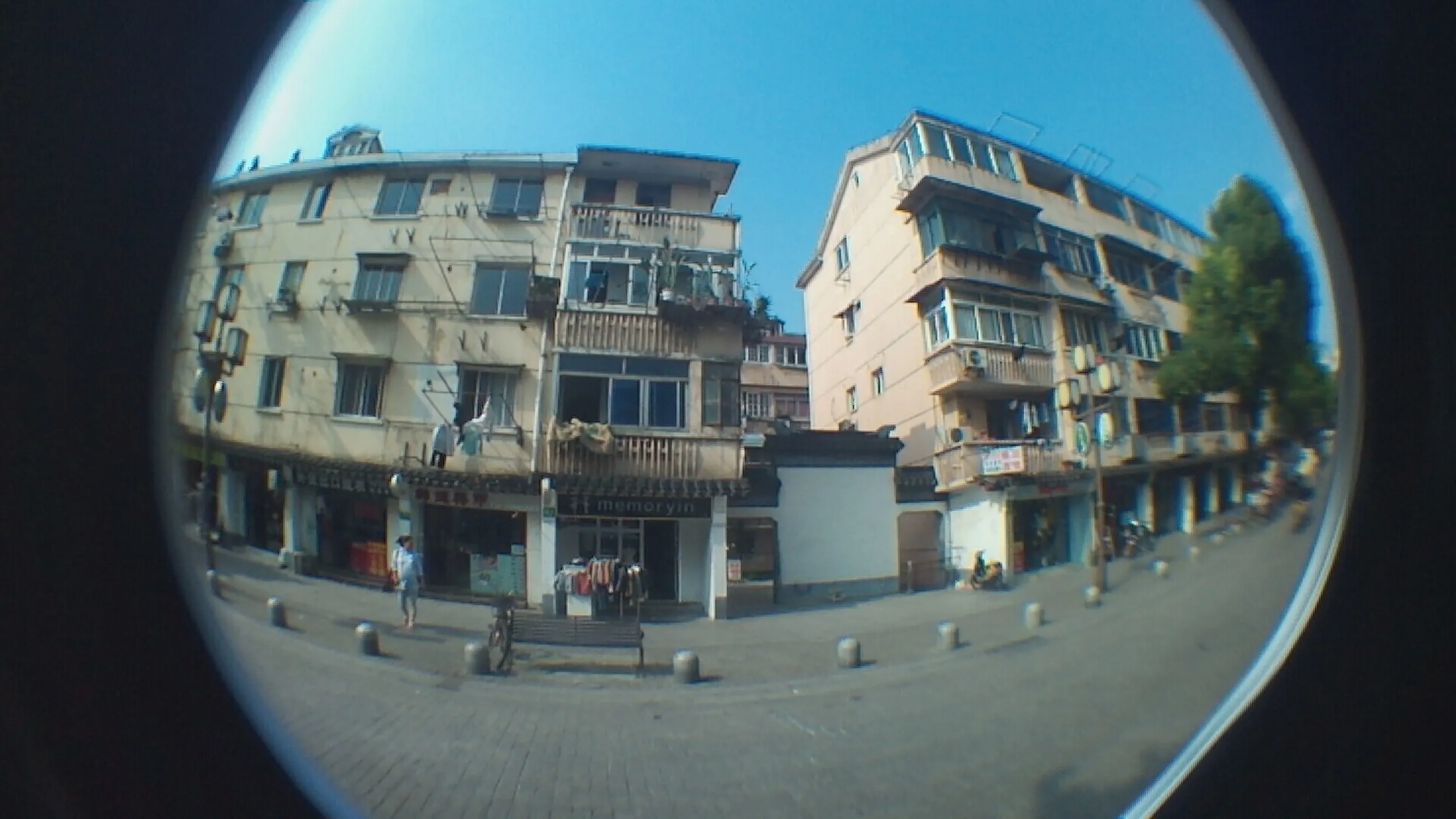 七宝老街の路上販売とマンション群