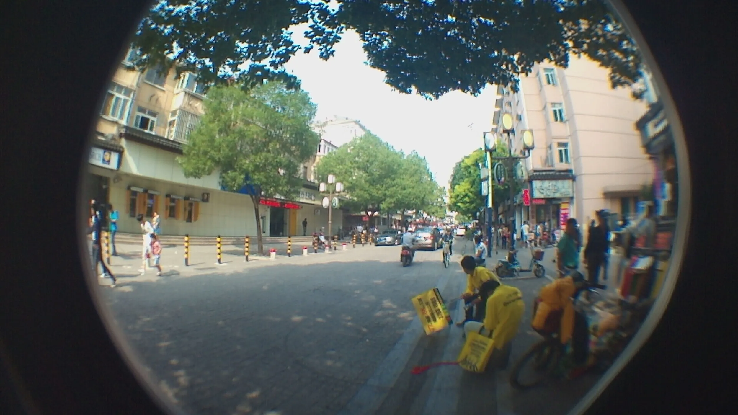 七宝老街の路上販売とマンション群