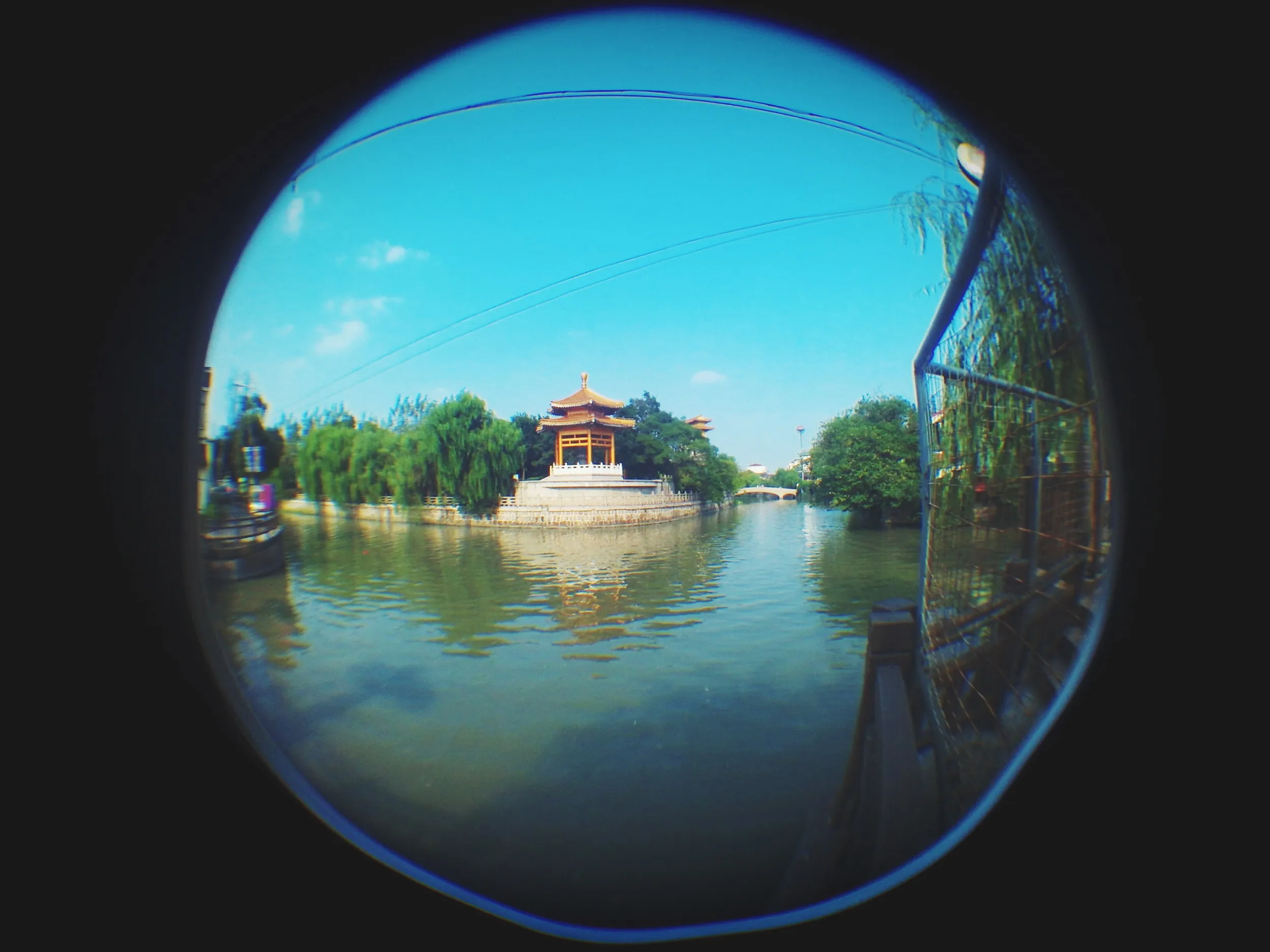 運河沿いの風景