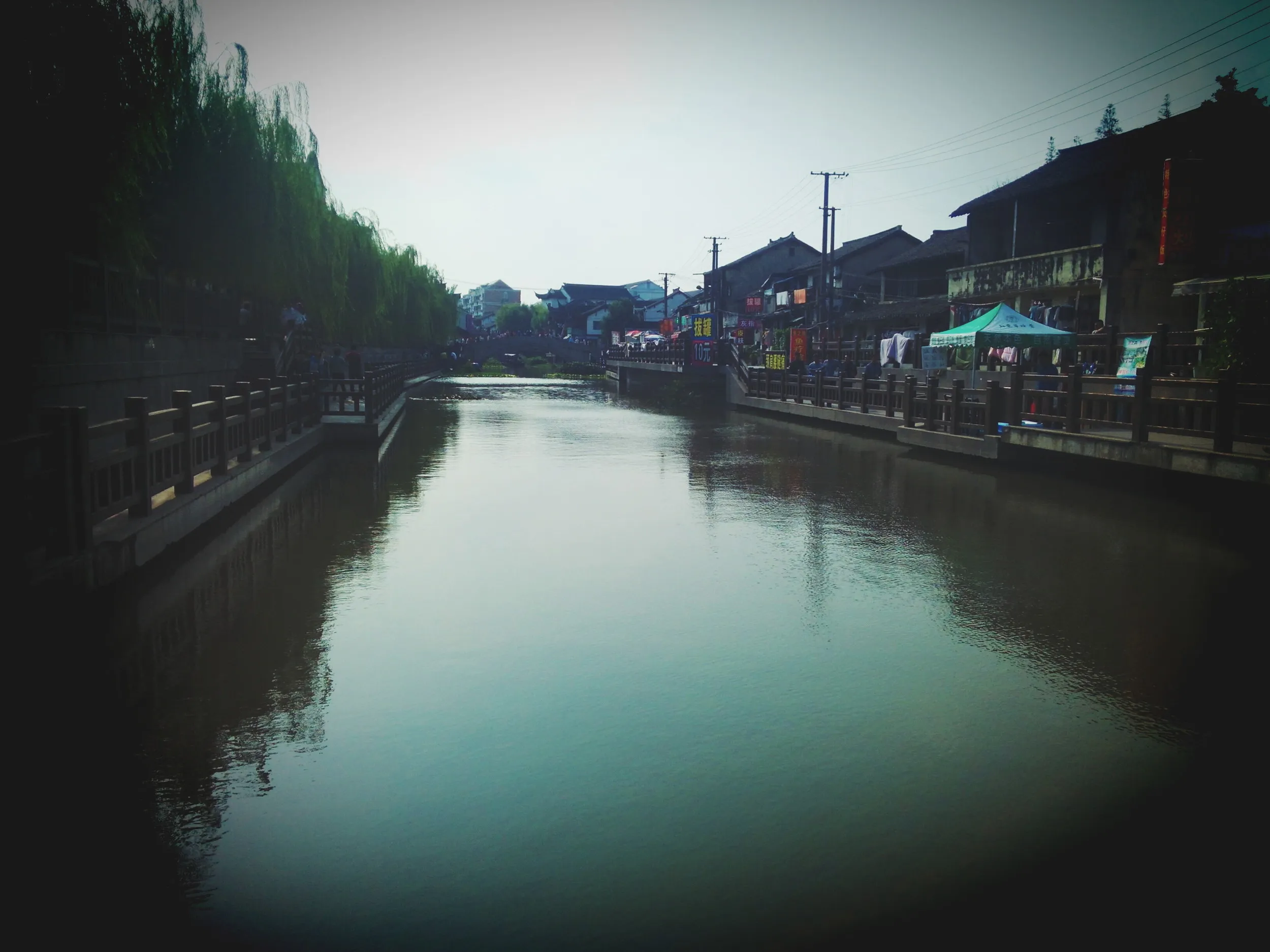 運河沿いの風景