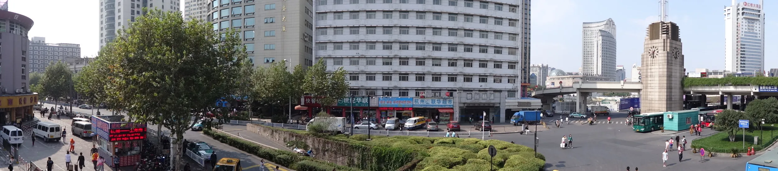 杭州駅前広場のパノラマ写真