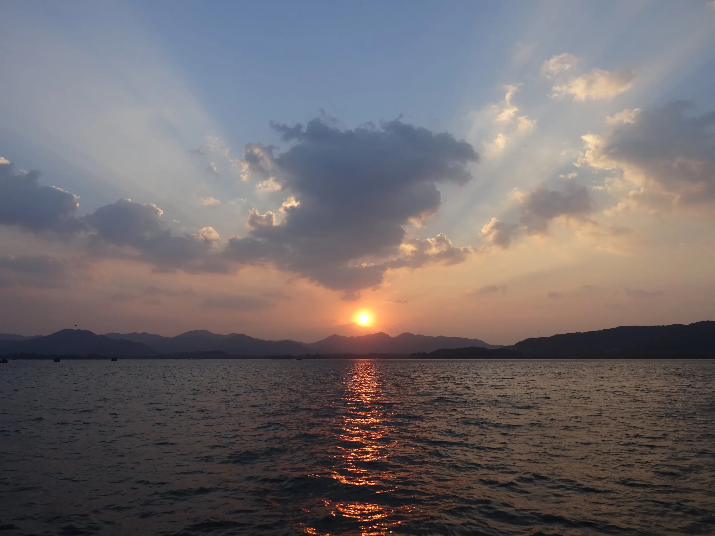 きれいな夕焼け空と夕日