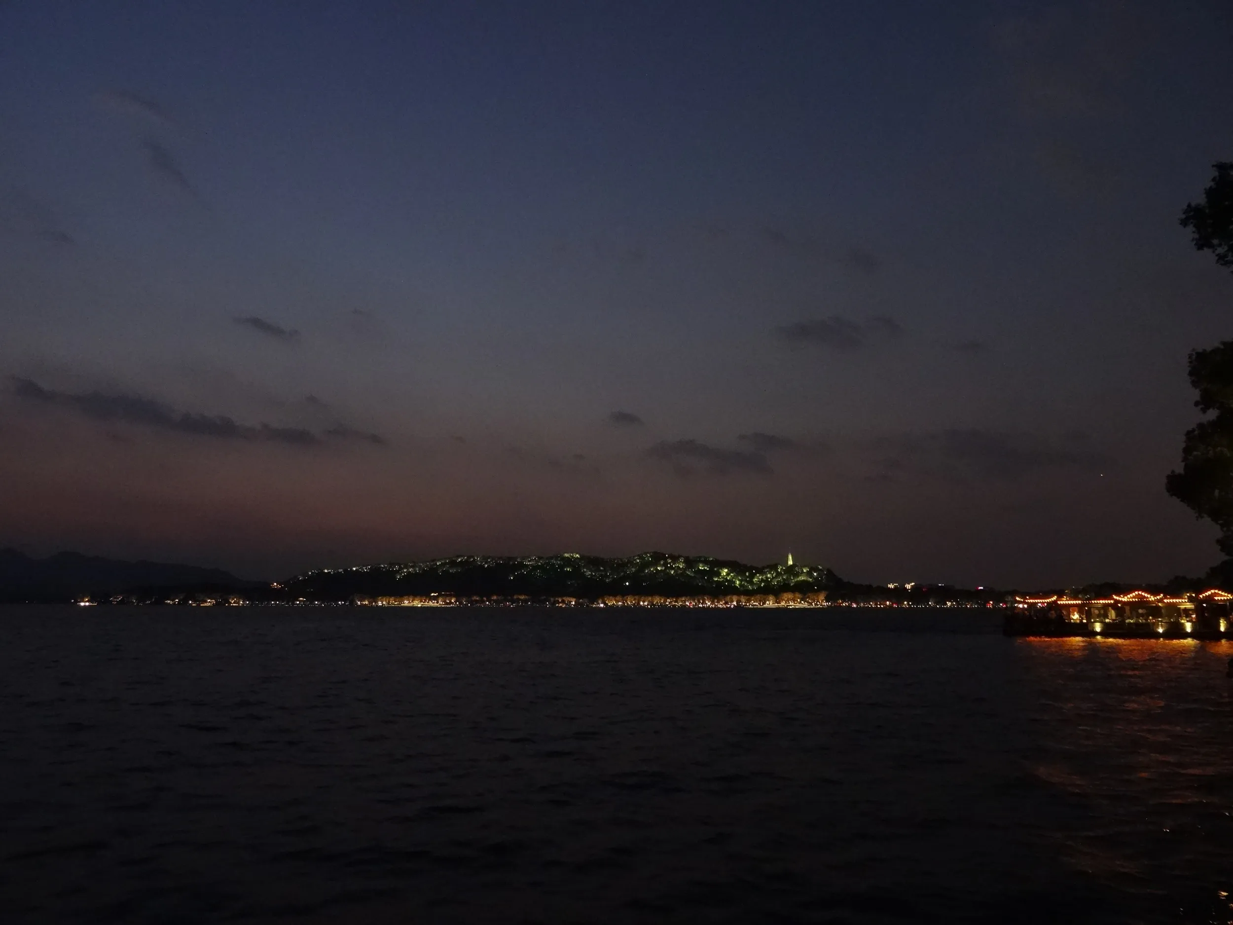 西湖の夜景