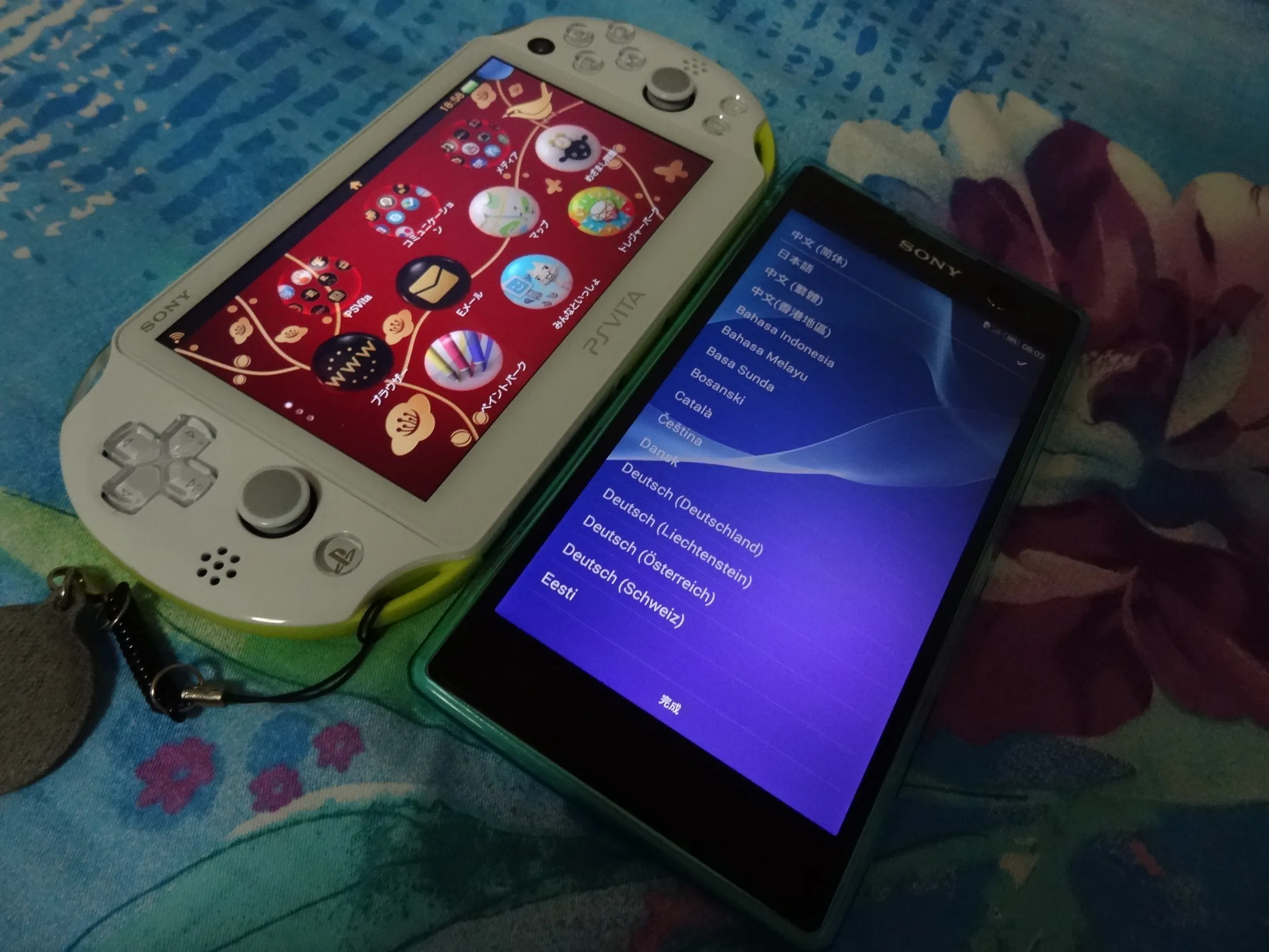 Xperia C3とPS Vita比較