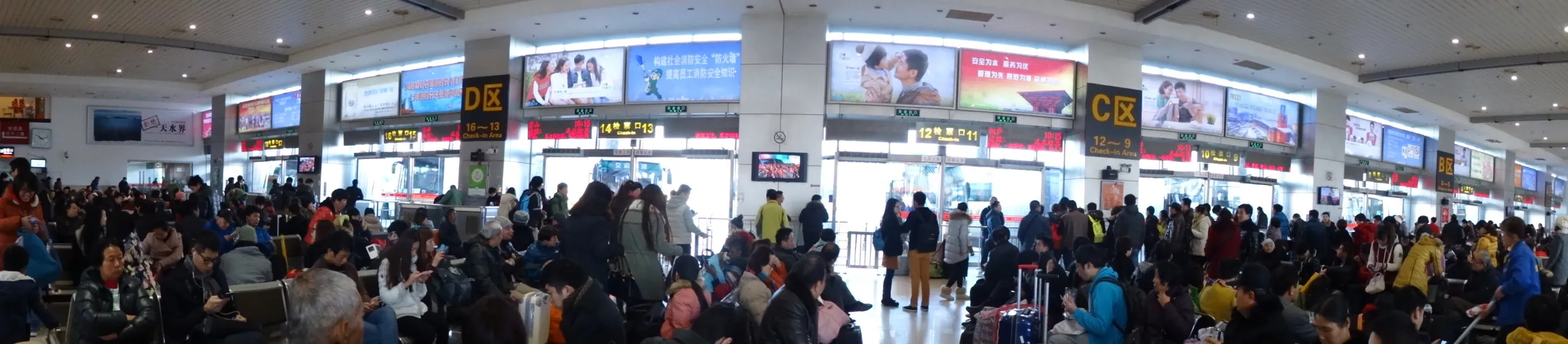 高速バス乗り場をパノラマ撮影