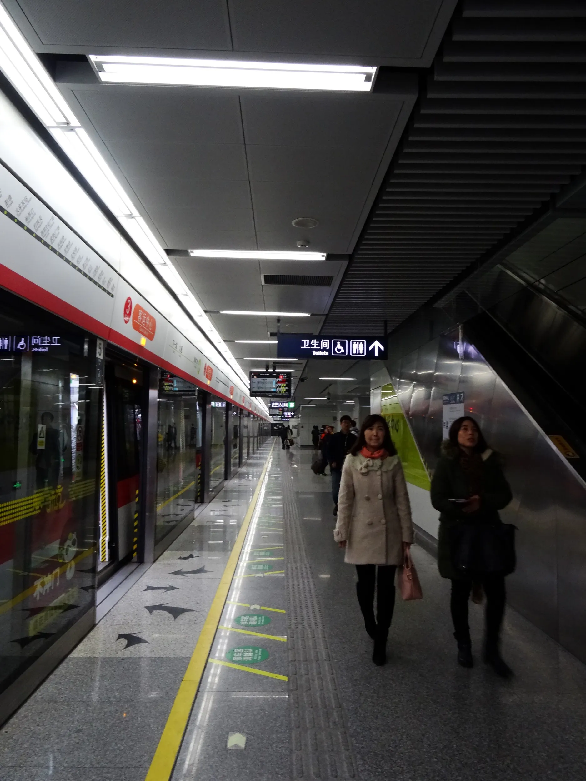 地下鉄で龍翔橋まで移動