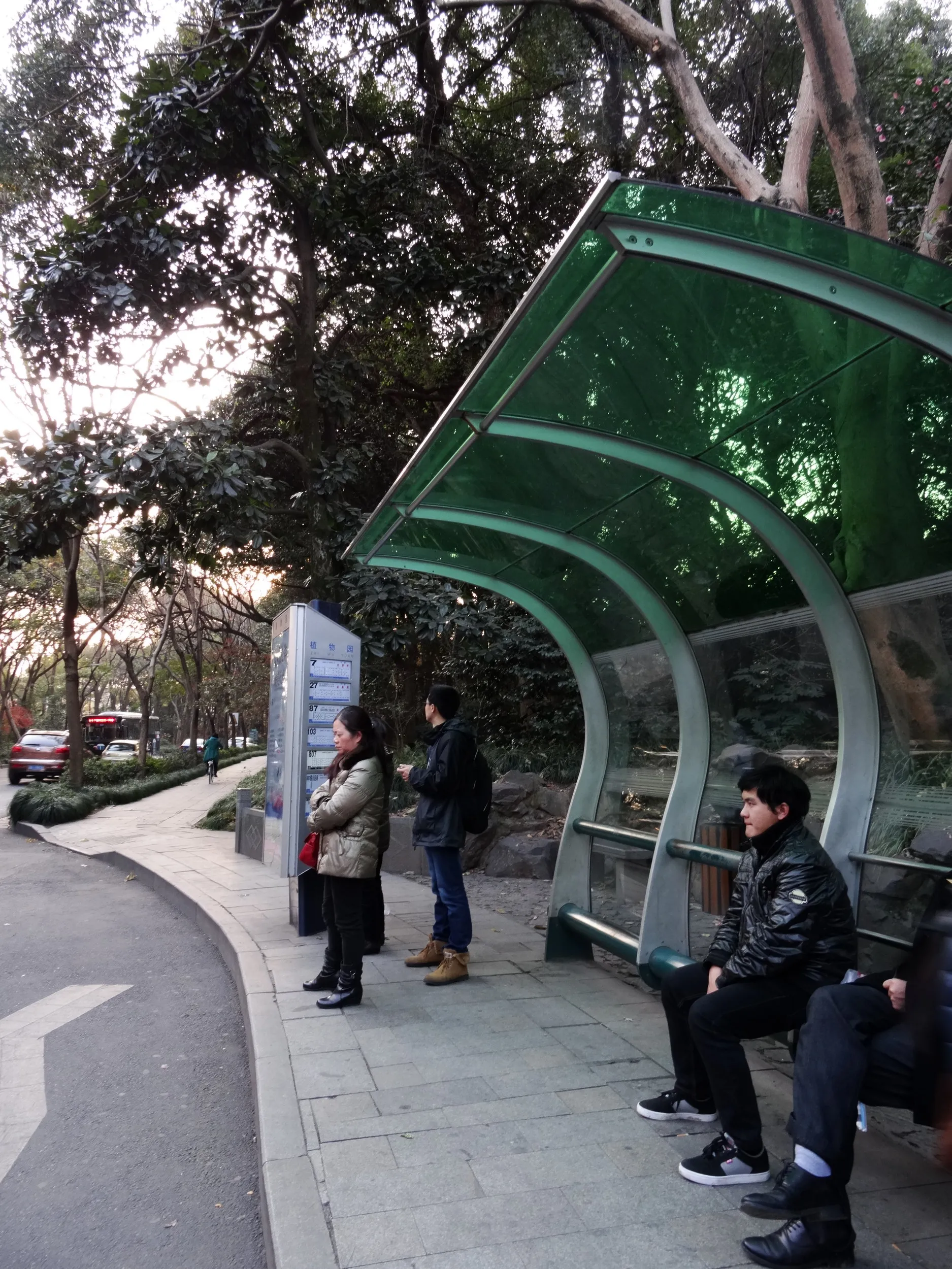 西湖から霊隠景観区まで散歩。バス停で力尽きる